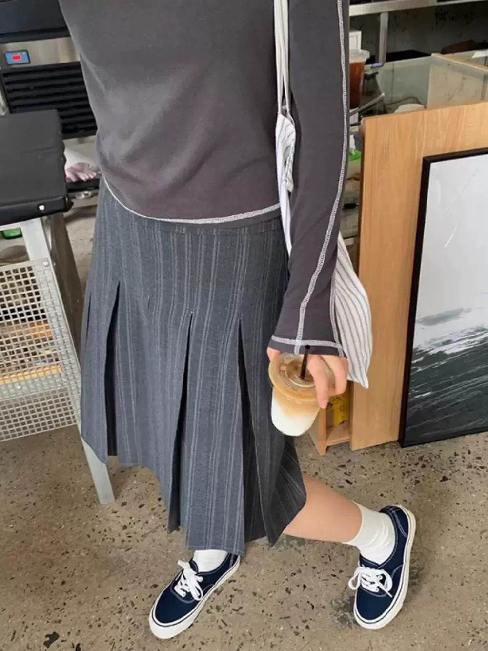 Váy midi kẻ sọc xám size lớn cho nữ, váy chữ A dáng ôm eo cao mùa hè với thiết kế thời trang, váy xếp ly phù hợp với bộ vest.