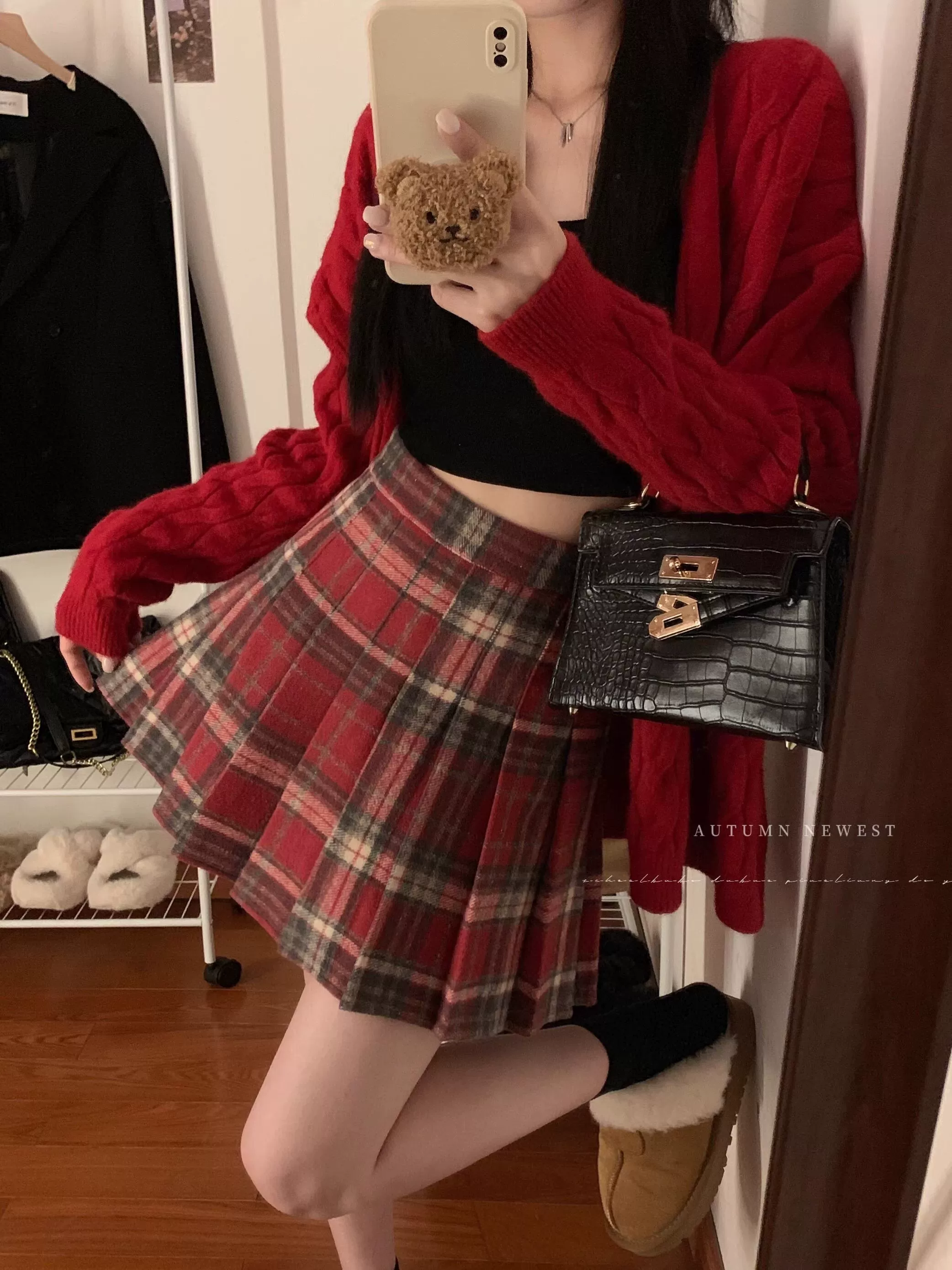 Váy xếp ly kẻ sọc đỏ len phong cách đại học dành cho nữ, mùa thu đông, cỡ lớn, eo cao, dáng nhỏ nhắn, váy ngắn chữ A giúp thon gọn.