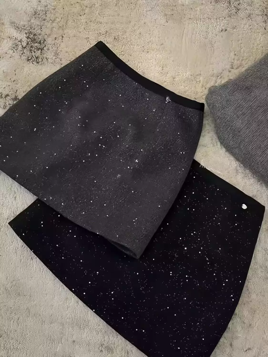 Váy len sequin bóng mượt cỡ lớn dành cho mùa thu đông, che phủ toàn thân và trông thon gọn, váy ôm hông, váy ngắn lưng cao chữ A đa năng.