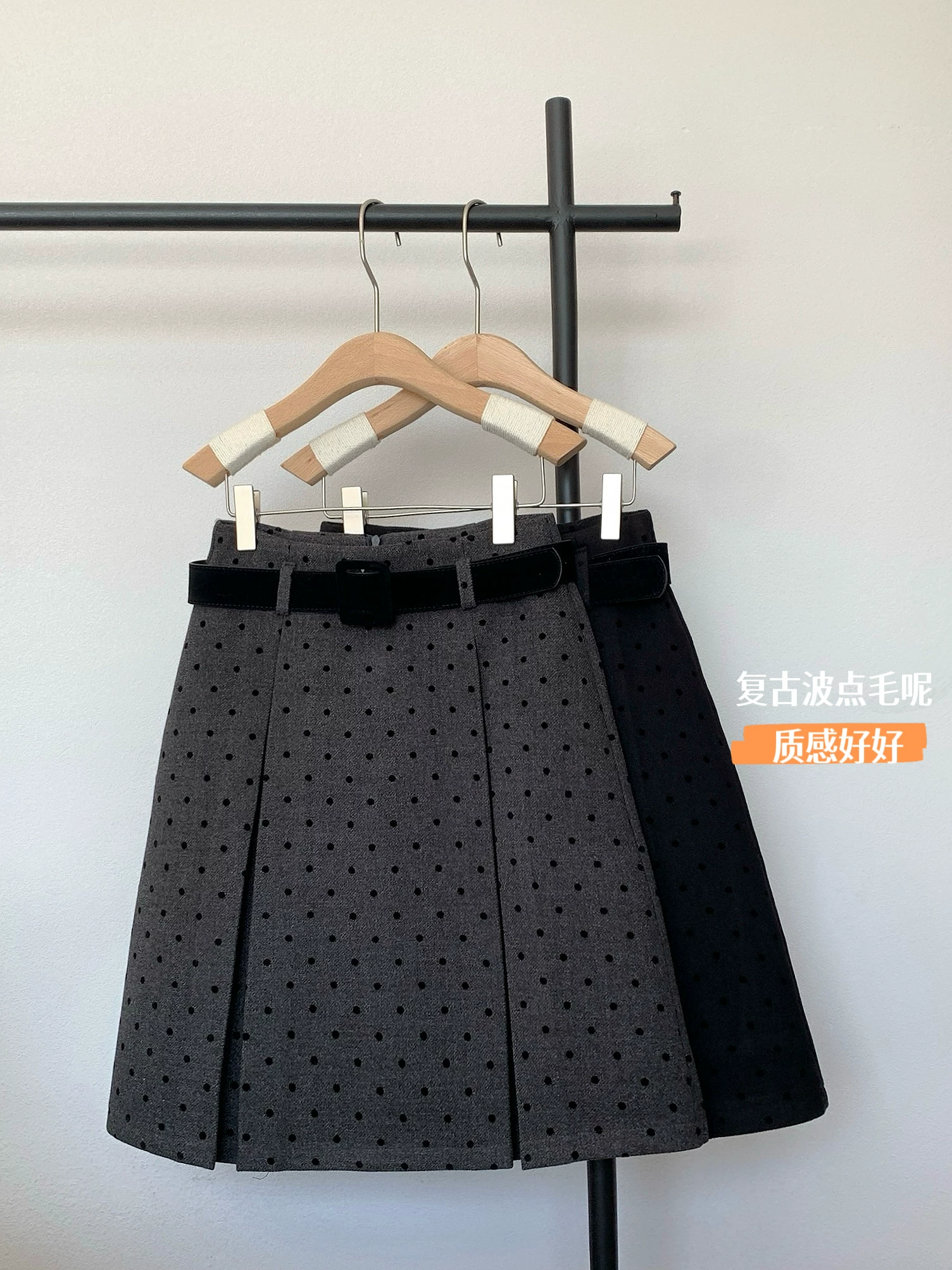 Váy len chấm bi màu xám cổ điển dành cho nữ trong mùa thu đông, váy chữ A xếp ly lưng cao phong cách miu, tạo vẻ thon gọn, váy dài vừa phải phong cách preppy