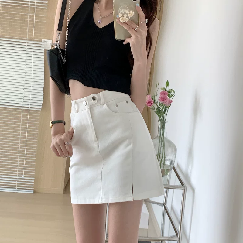 Váy denim trắng dáng xòe, có đường xẻ bên, kiểu dáng ôm dáng tôn vóc dáng, hợp thời trang mùa hè dành cho phụ nữ có đường cong.