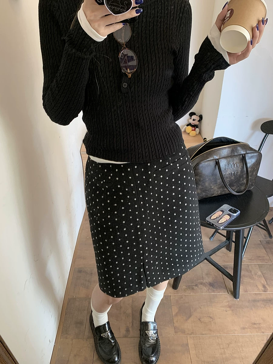Váy len xẻ tà chấm bi đen dành cho nữ, mùa thu đông, cỡ lớn, thiết kế độc đáo, tôn dáng, ôm hông, váy dài vừa phải.
