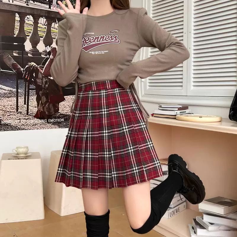 Váy xếp ly kẻ sọc đỏ cỡ lớn dành cho nữ, váy ngắn chữ A cạp cao mùa xuân hè, váy nửa thân, váy chống lộ phong cách học sinh.