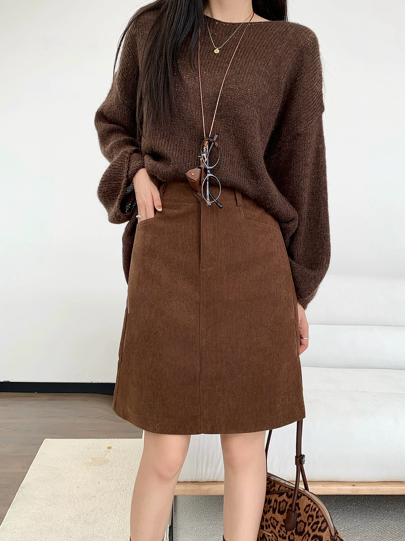 Váy nhung kẻ màu nâu cỡ lớn dành cho nữ, mùa thu đông, dáng nhỏ nhắn, váy midi chữ A tôn dáng, váy ngắn bodycon sọc đa năng.