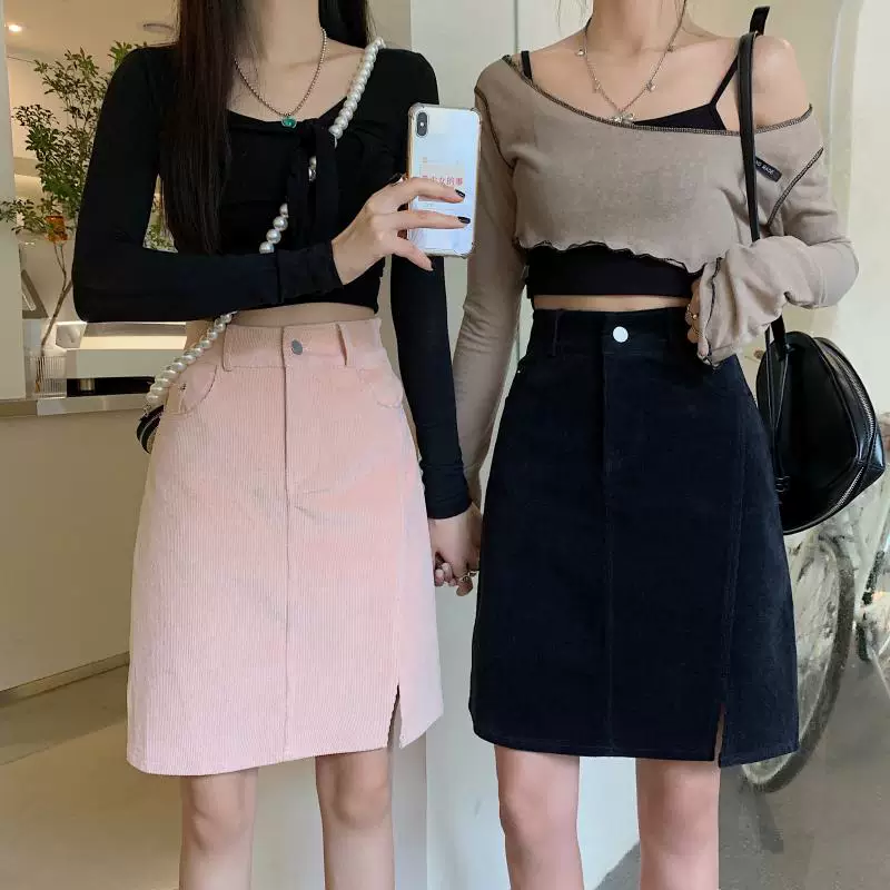 Váy nhung kẻ cao cấp, cạp cao, màu nâu dành cho nữ, kiểu dáng xẻ tà chữ A, dài qua gối, dáng ôm, tôn dáng, thích hợp cho mùa thu đông.