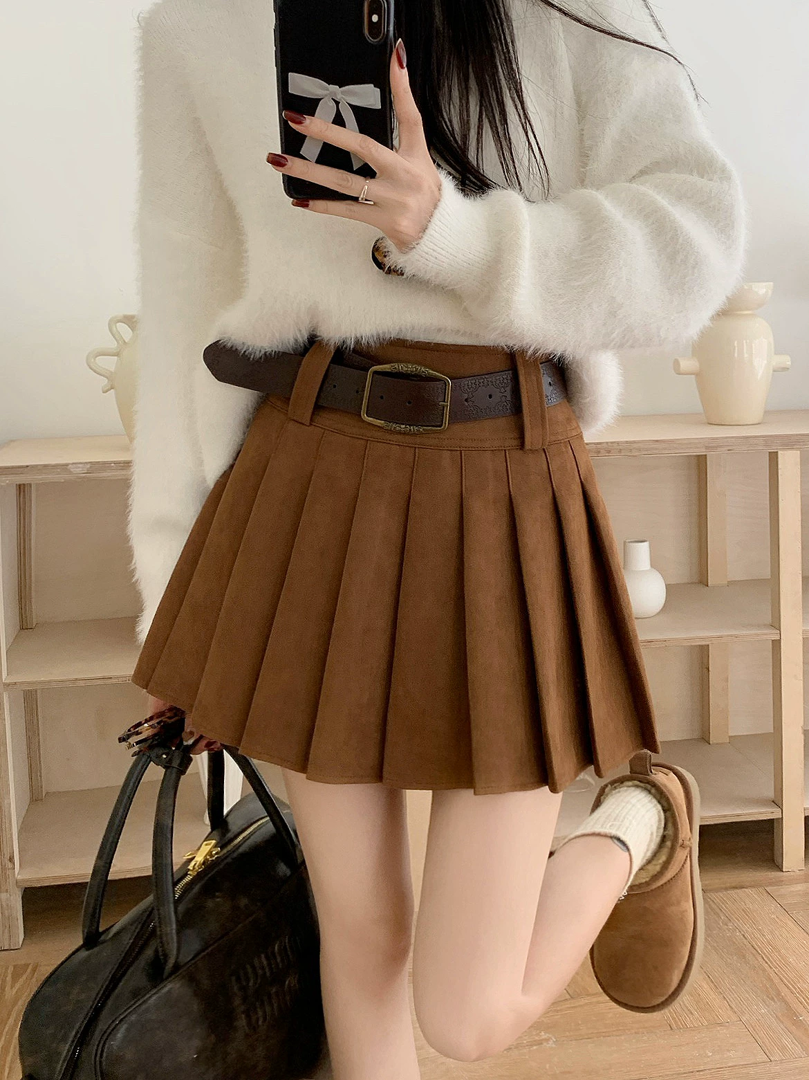 Váy xếp ly da lộn màu nâu cỡ lớn dành cho nữ, váy ngắn chữ A chống lộ dáng thu đông, váy nửa thân màu cà phê phong cách đại học.