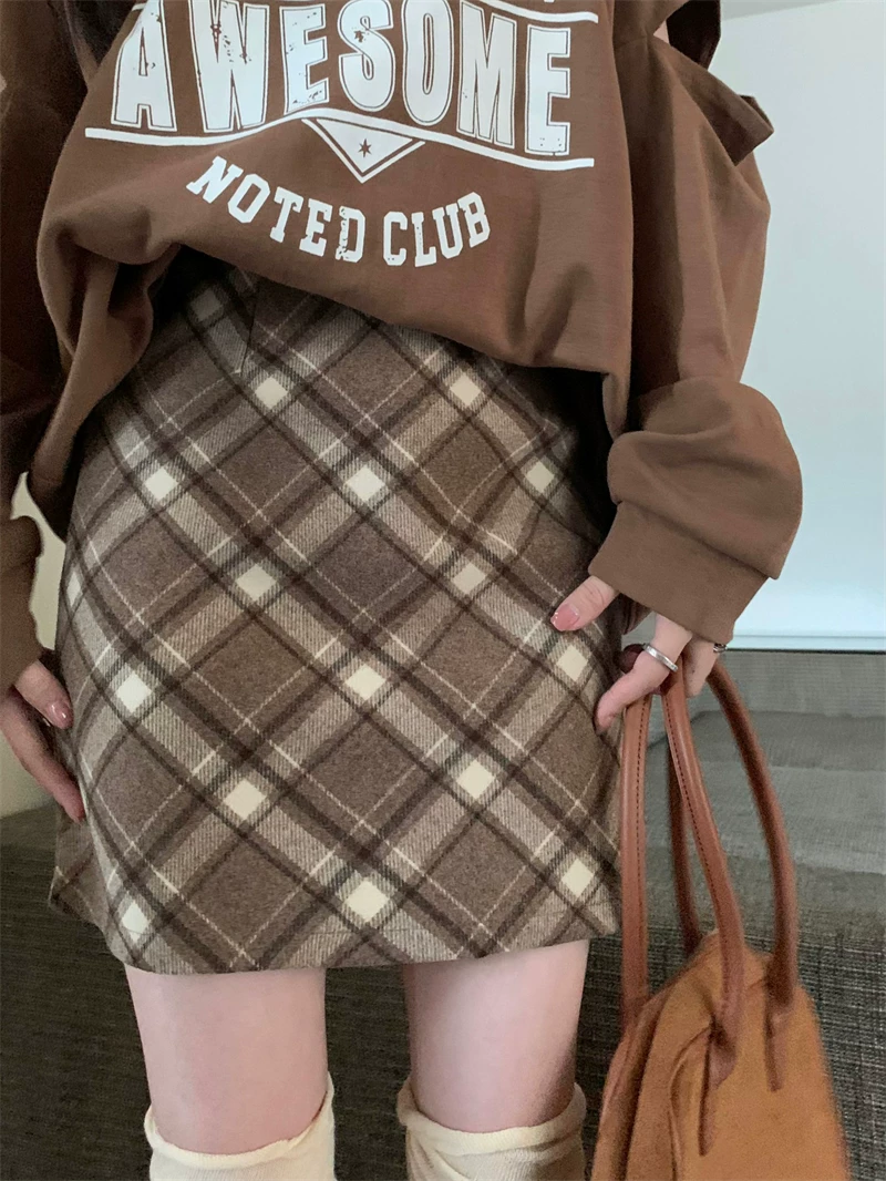 Váy kẻ caro len màu kaki nữ thu đông 2025, kiểu retro, cạp cao, tôn dáng, dáng chữ A, ôm hông, váy ngắn kẻ caro