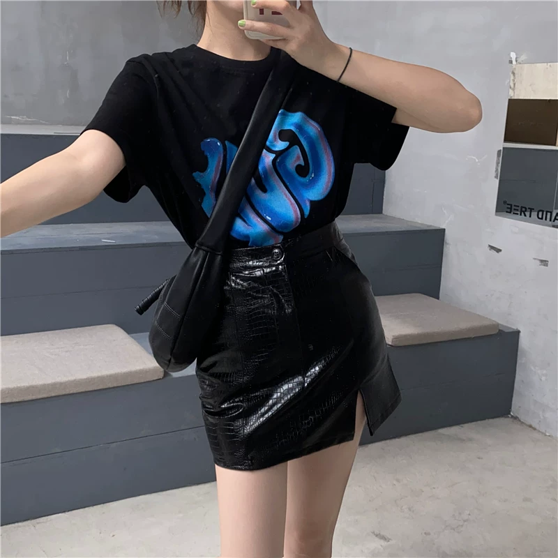 Chân váy da giả họa tiết cá sấu, kiểu dáng xẻ tà, dáng chữ A, mùa thu, size lớn, dành cho người mập, eo cao, ôm hông, chất liệu PU bóng, màu đen, chân váy ngắn