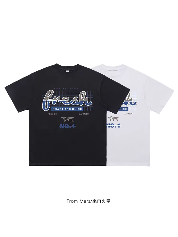 From Mars muốn trở thành chiếc áo thun cổ tròn đơn giản, in họa tiết theo phong cách cổ điển của Mỹ, rộng rãi và đa năng, dành cho cả nam và nữ.