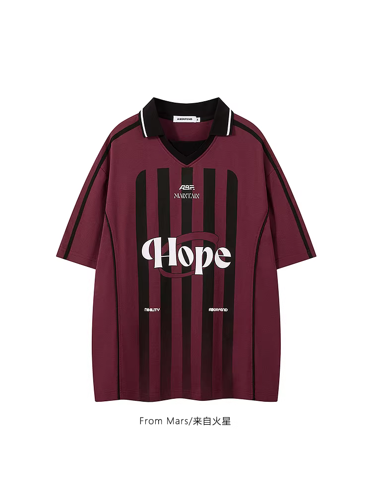 Từ sao Hỏa, hãy trải nghiệm phong cách đường phố cổ điển với áo thun ngắn tay dáng rộng có cổ sọc chữ dành cho các cặp đôi.