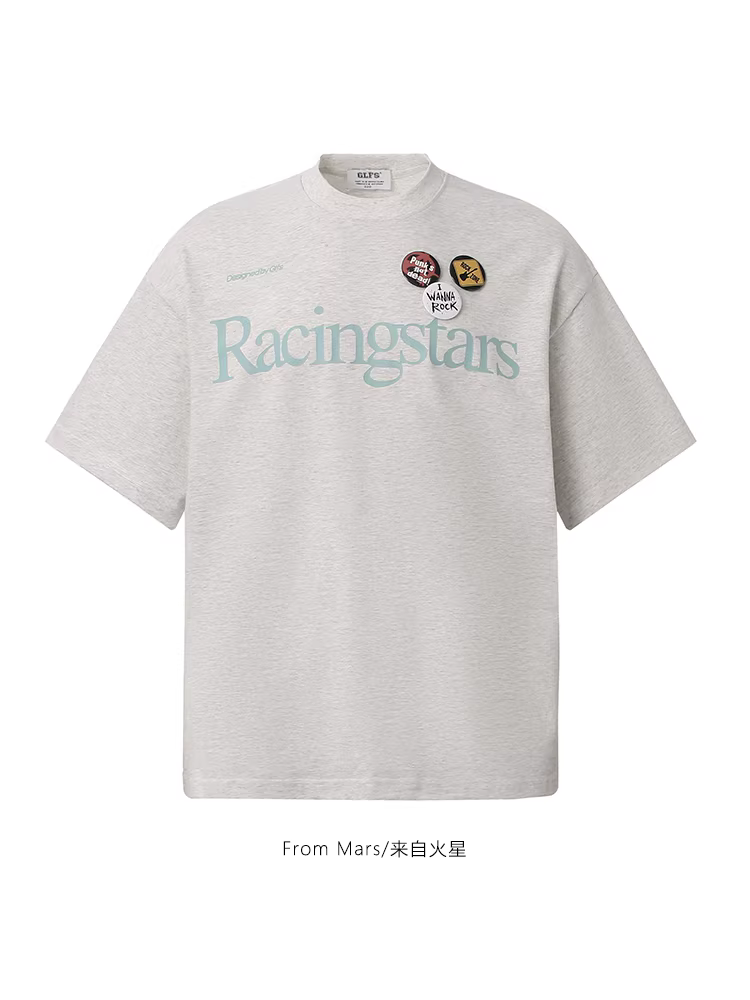 Từ Mars thường xuyên ghi lại xu hướng quốc gia với những chiếc áo thun ngắn tay cổ tròn in chữ đơn giản, kiểu dáng rộng rãi, giản dị và đa năng theo phong cách BF.