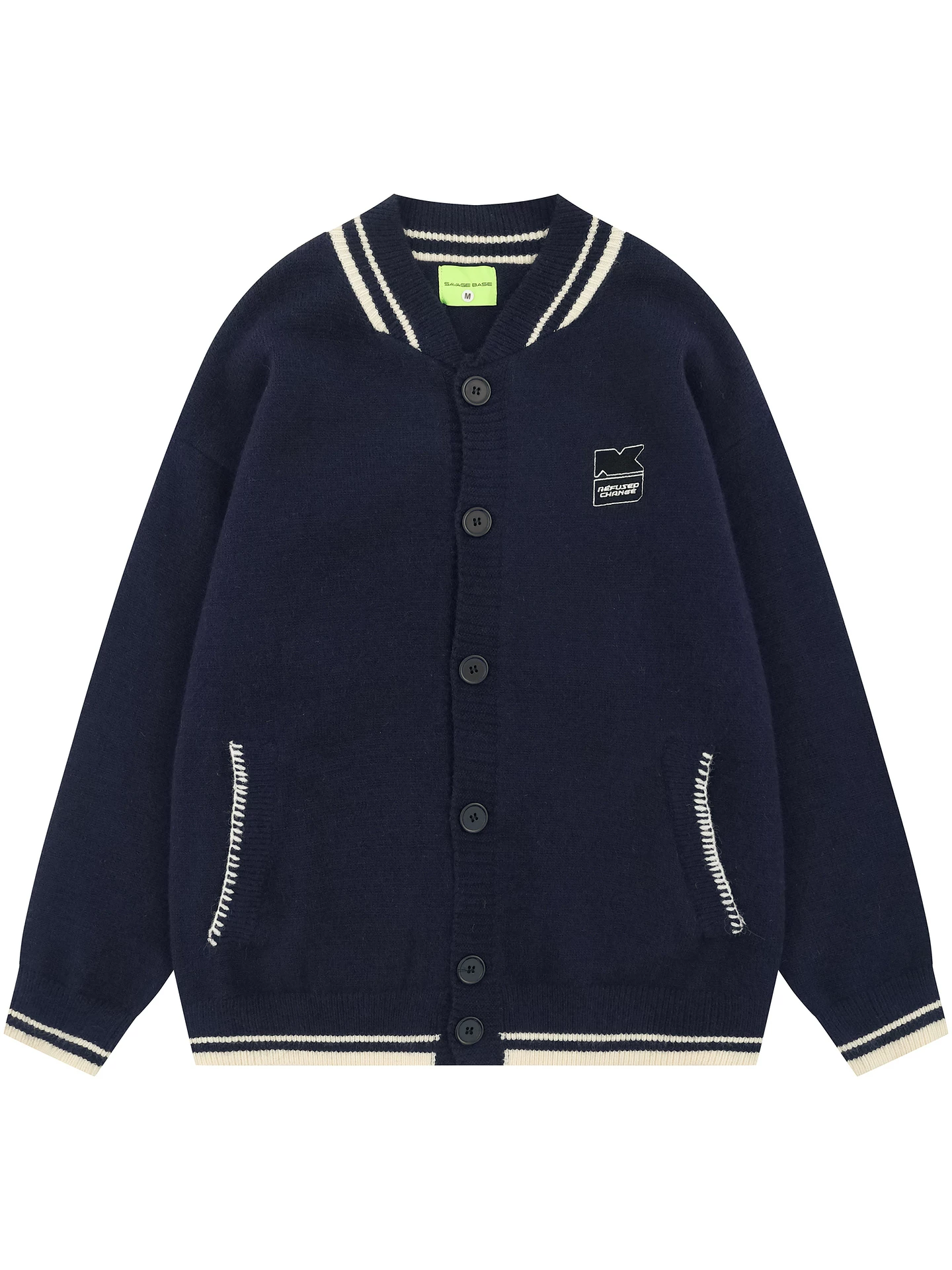 Từ Mars đã xác nhận rằng chiếc áo len cardigan cổ chữ V theo phong cách preppy là một chiếc áo khoác len dệt kim rộng rãi, thoải mái, đa năng và có thể được phối theo phong cách BF (người yêu).