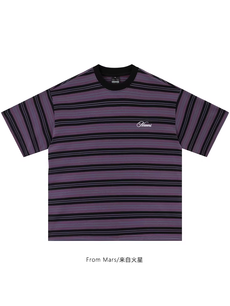 From Mars rất tự tin về chiếc áo thun ngắn tay dáng rộng cổ điển thêu chữ sọc giản dị của Mỹ dành cho mùa hè.