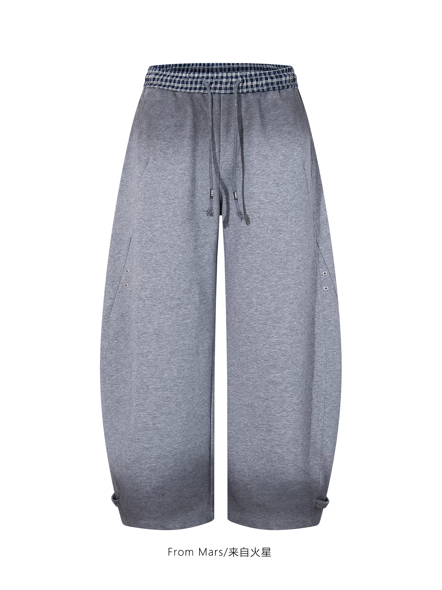 Từ sao Hỏa, một chiếc quần thể thao dáng rộng, thiết kế theo phong cách retro, kiểu dáng thể thao, không thể bỏ lỡ.