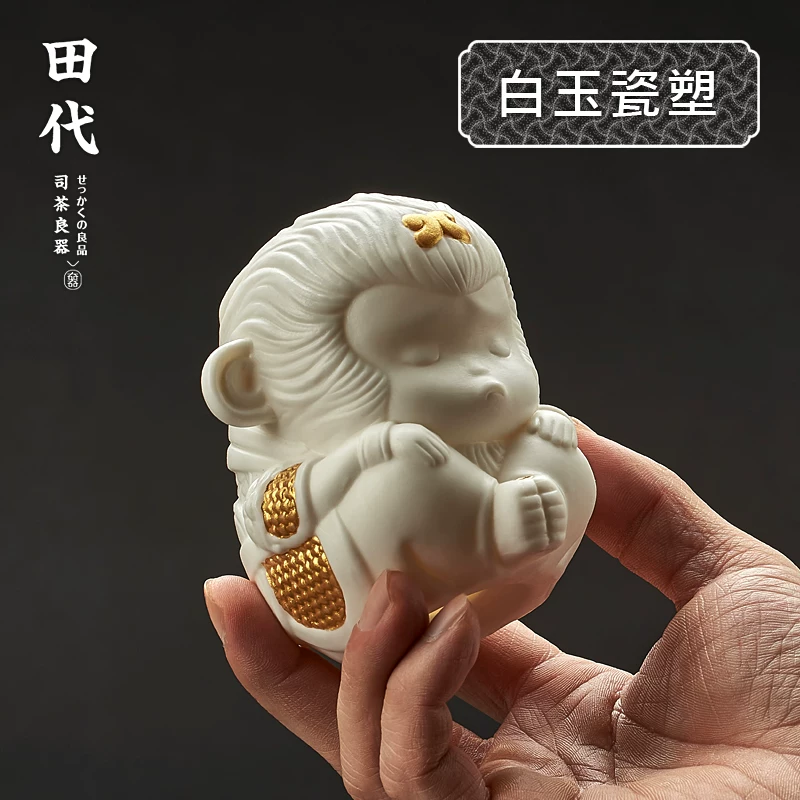 Lọ đựng trầm hương hình Tôn Ngộ Không trong phim Tây Du Ký, chất liệu sứ ngọc, mạ vàng, dùng làm đồ trang trí cho bộ trà Kung Fu.