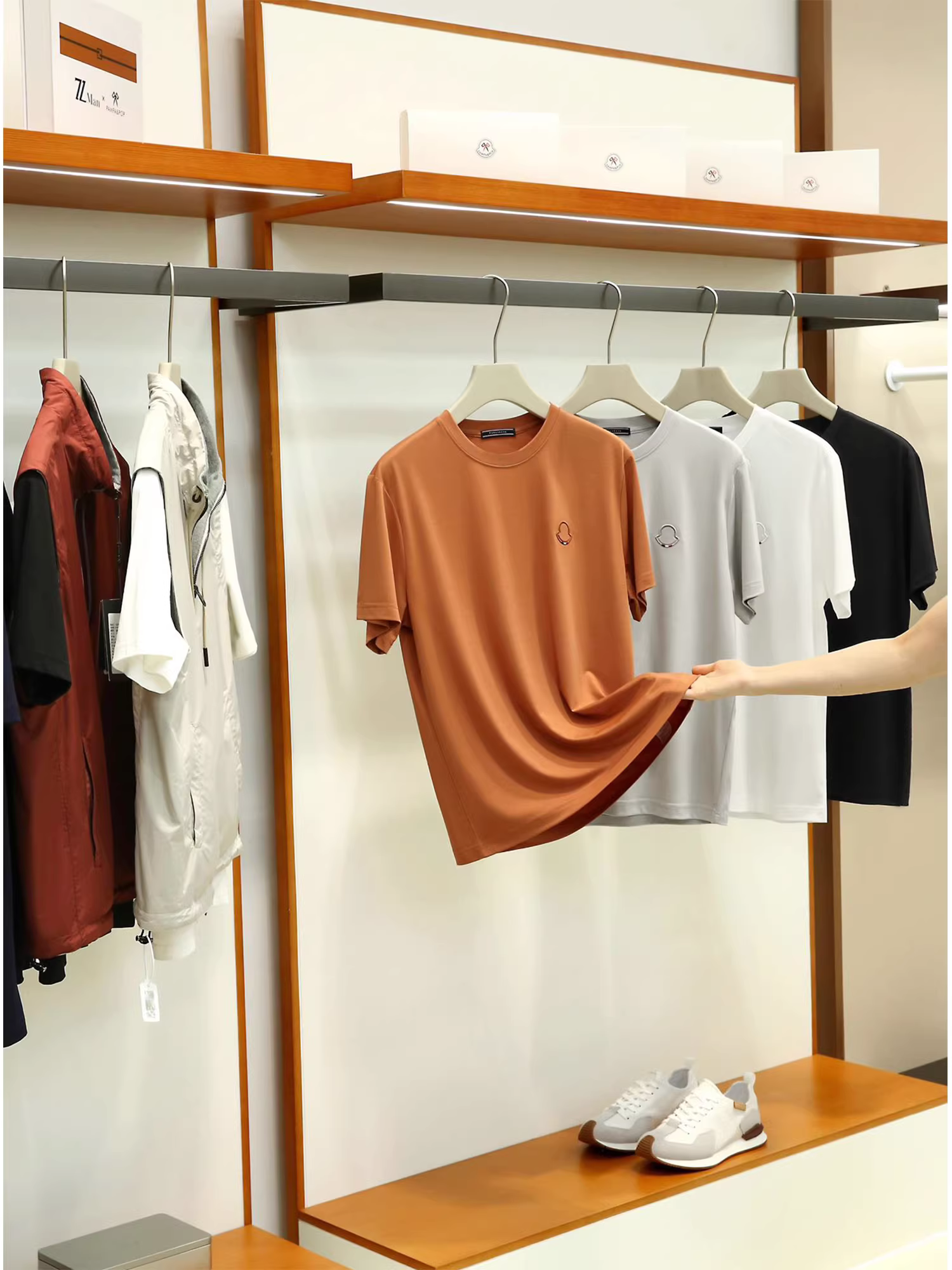 Don Quixote là sự kết hợp giữa sự sang trọng nhẹ nhàng của Ý và chất liệu tơ tằm dâu tằm + Lyocell! Áo thun ngắn tay mùa hè thoáng mát, thoải mái, thân thiện với làn da dành cho nam giới.