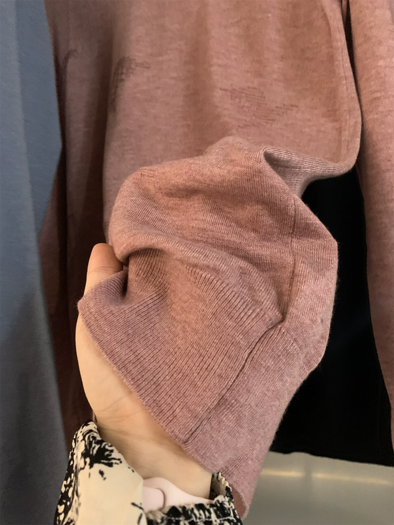 Giảm giá Don Quixote! Áo len dệt kim cổ tròn mềm mại, thân thiện với da, chất liệu len pha jacquard ba chiều dành cho nam.