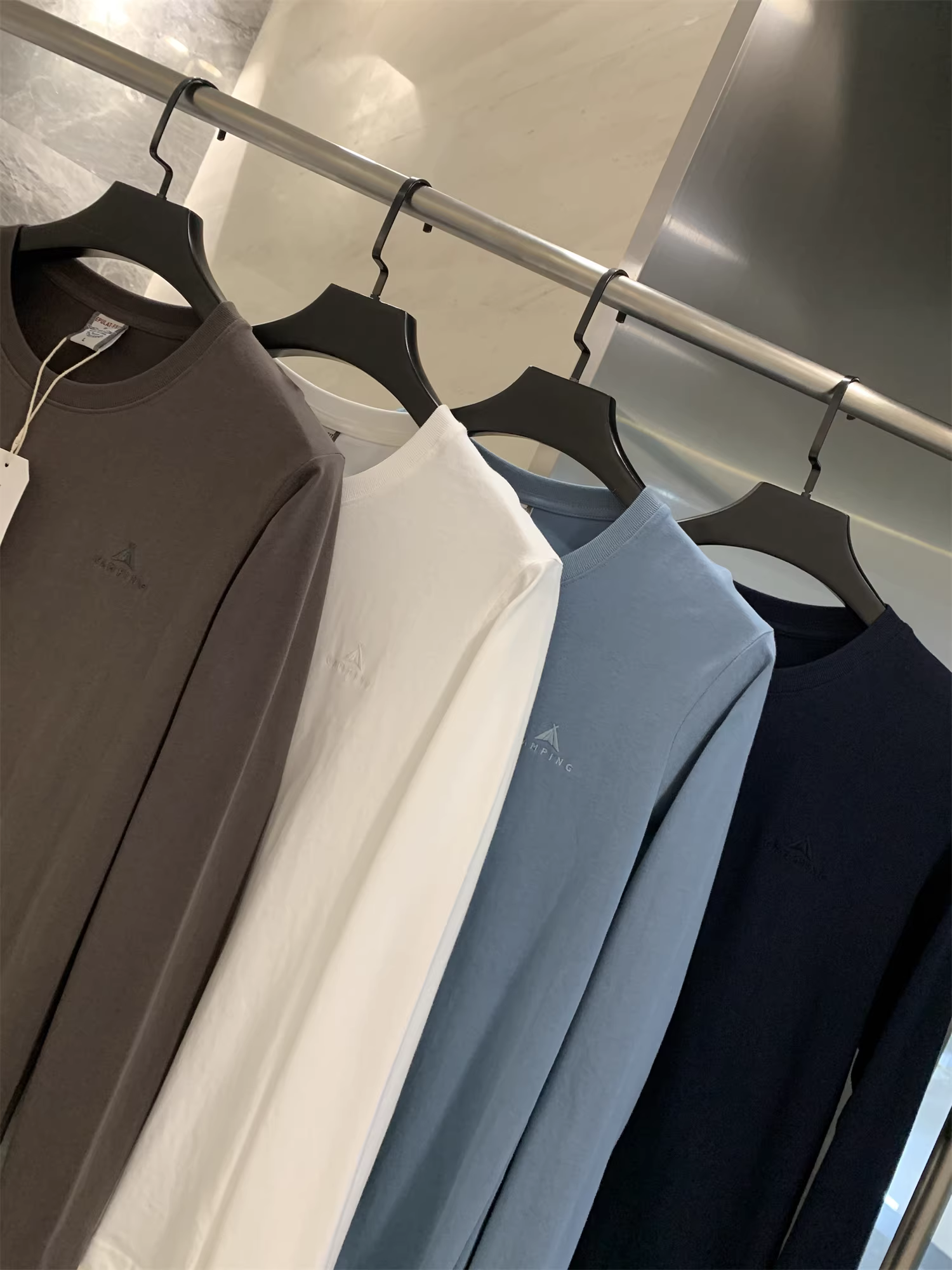 Đơn đặt hàng của công ty Don Quixote ODM! 100% cotton! Áo thun nam cổ tròn tay dài màu trơn cổ điển, chất liệu lót cơ bản.