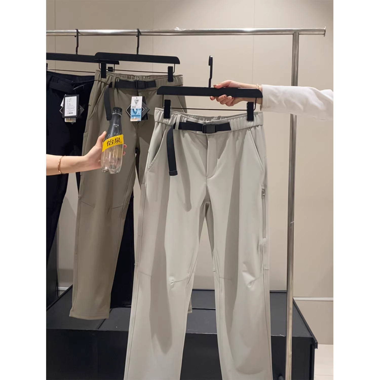 Don Quixote, chiếc quần tốt nhất năm nay! Quần ngoài trời thông thường chống thấm nước, chống rách và chống mài mòn đầu tiên của hãng R-shell 2.0.