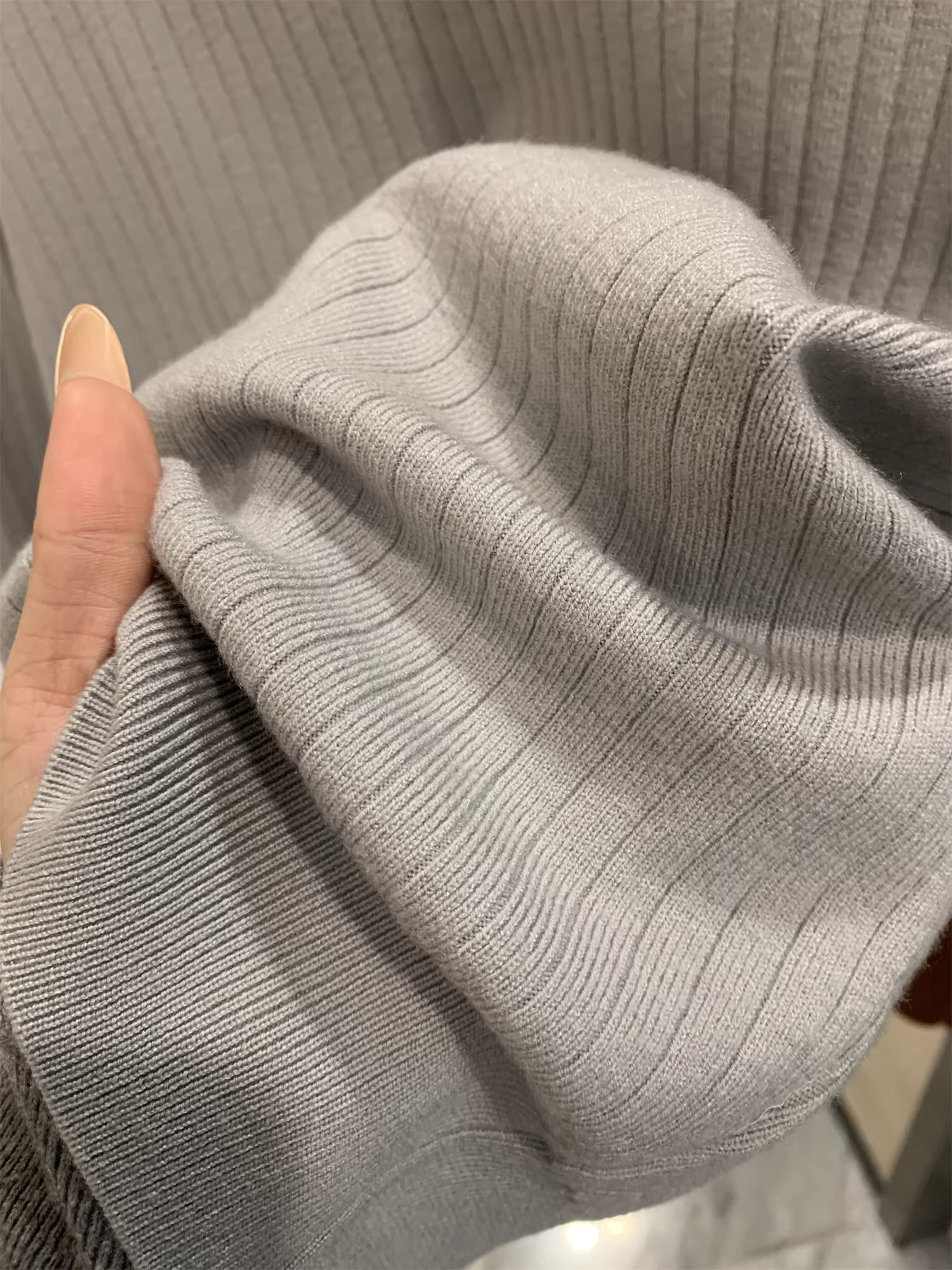 Don Quixote Phong cách đơn giản! Mềm mại và tinh tế! Áo len dệt kim cổ chữ V nhỏ màu trơn mùa thu dành cho nam hợp thời trang