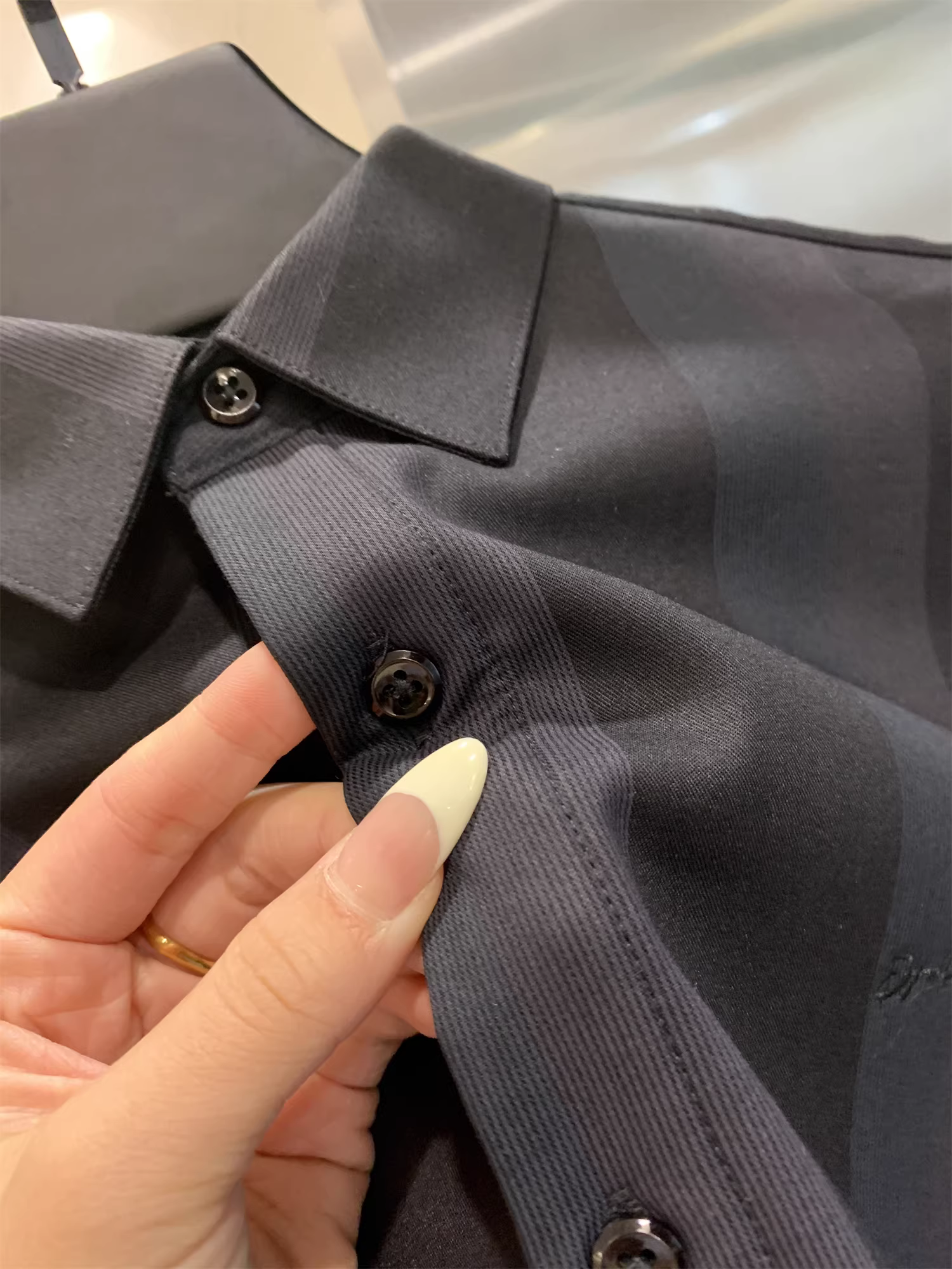 Ưu điểm của bộ sưu tập Don Quixote Deer! Áo sơ mi nam mùa thu đông cổ điển, phối màu sọc dọc, cổ điển, đơn hàng khuy, chất liệu chải mềm.