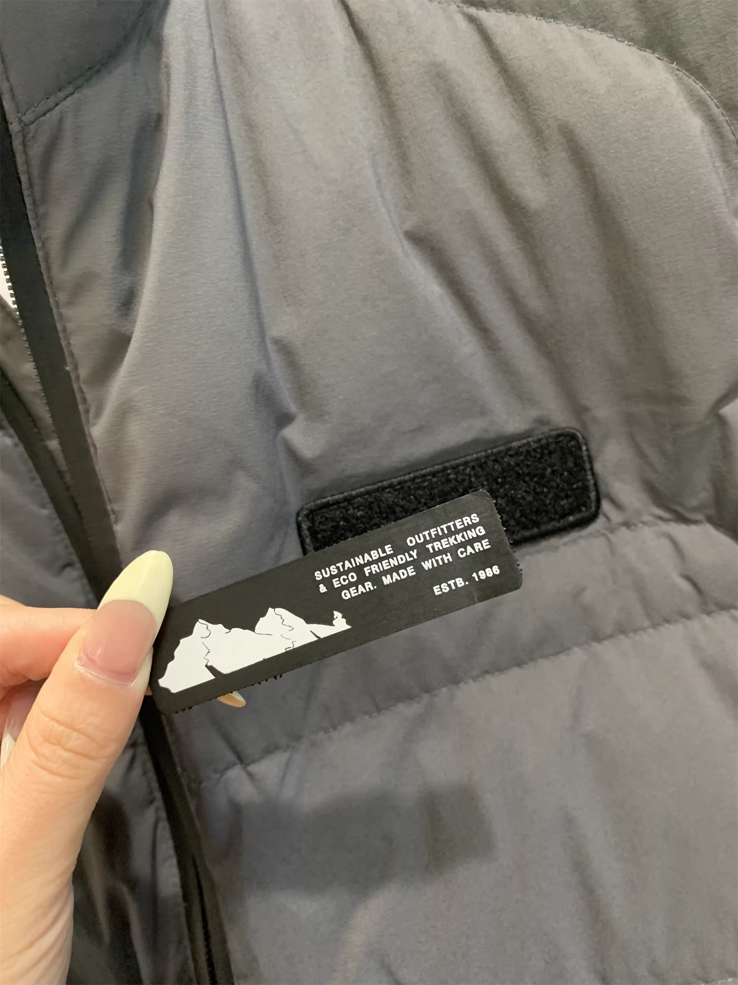 Ưu điểm của gia đình Don Quixote! 80% lông vịt! Áo khoác nam mùa đông chống gió, nhẹ, ấm áp, cổ đứng.