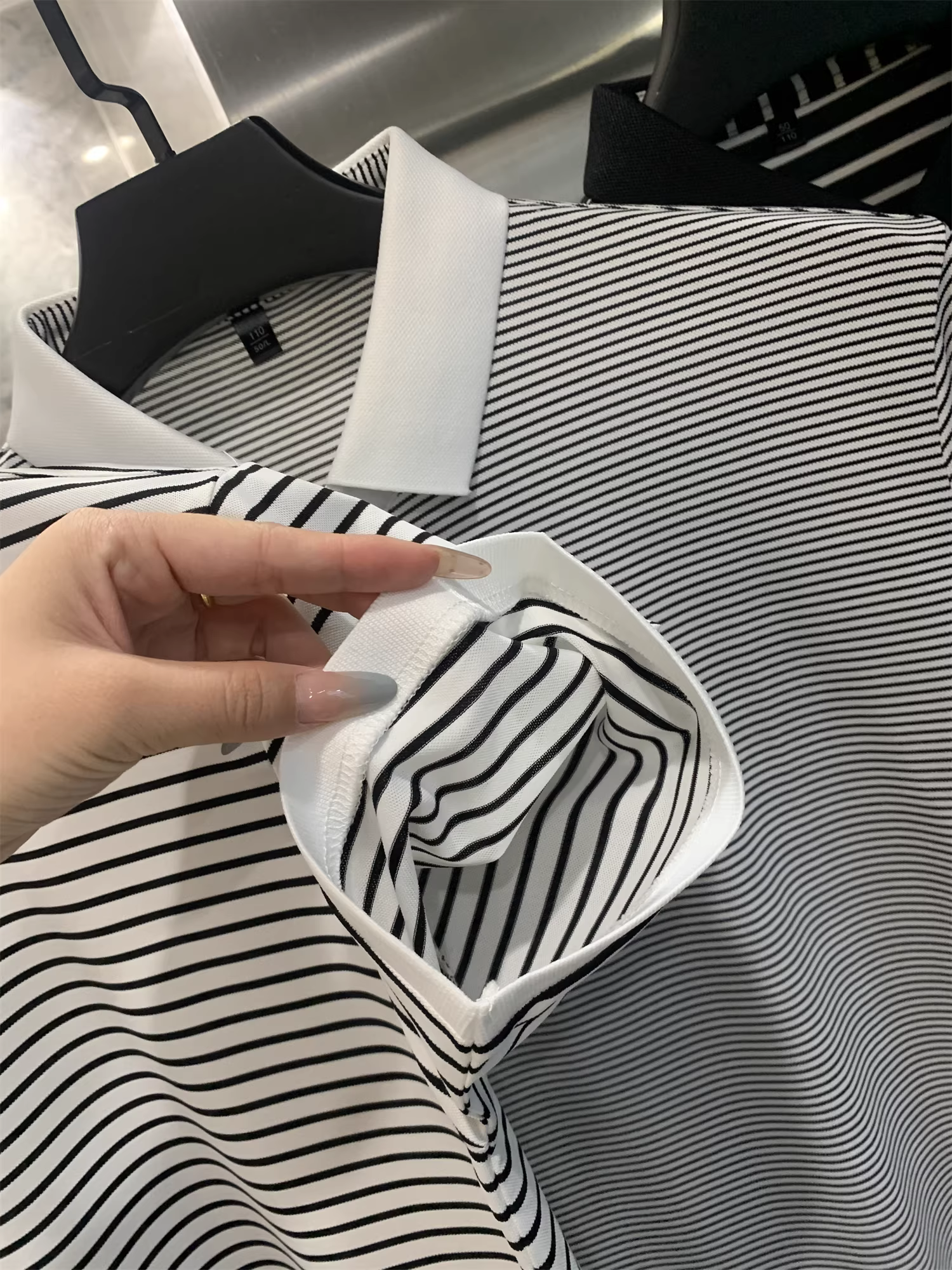 Don Quixote rất giàu tính nghệ thuật! Áo polo nam ngắn tay, cổ trụ, sọc thô/mịn nhuộm sợi! Phong cách mùa hè năng động.