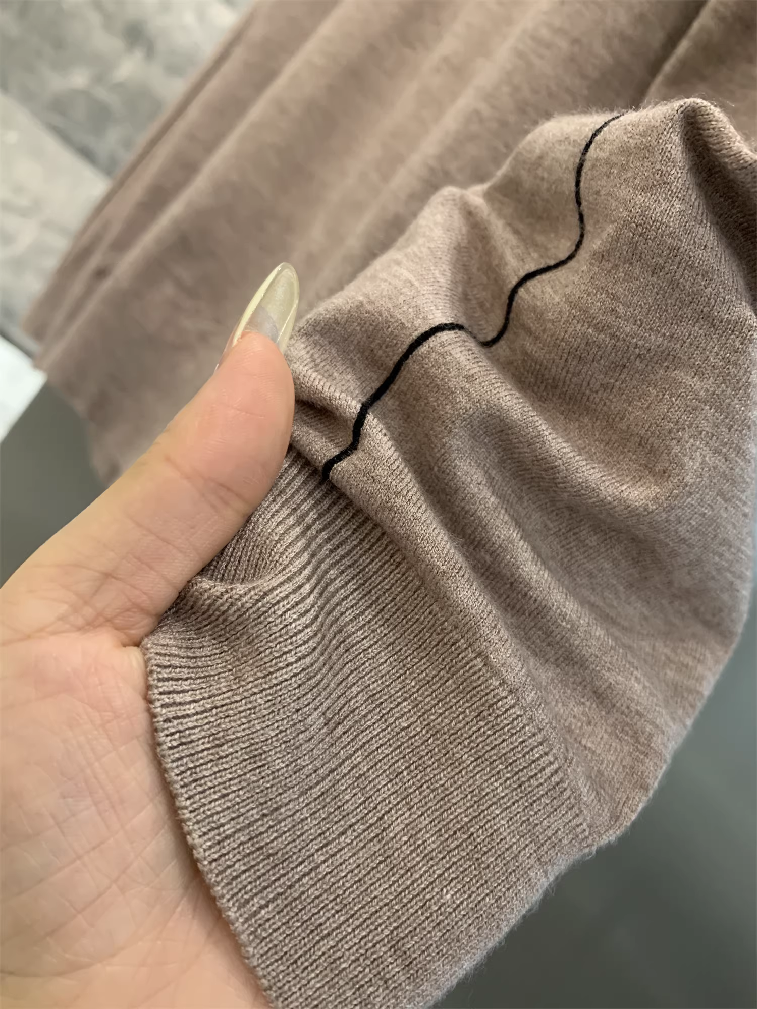 Don Quixote là một món đồ cực kỳ hấp dẫn! Áo len dệt kim thông thường dành cho nam mùa thu tinh tế, mềm mại, thoáng khí và thoải mái.