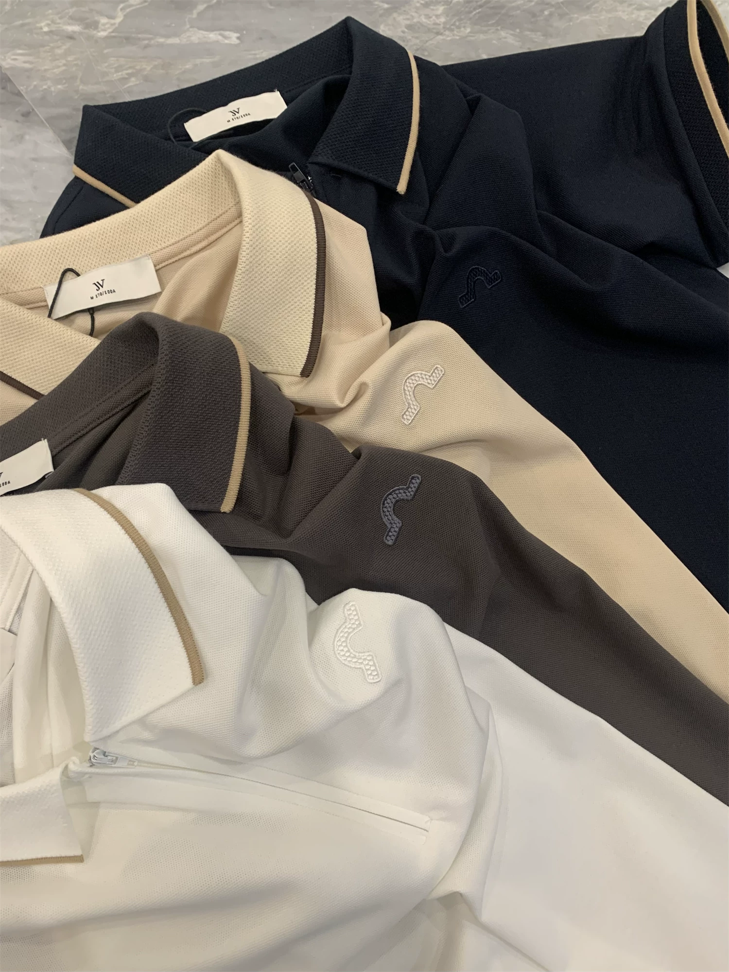 Don Quixote là một sản phẩm được đánh giá cao! Thiết kế cổ áo phối màu! Áo POLO ngắn tay, màu trơn, thêu, thoáng khí, khóa kéo nửa thân.