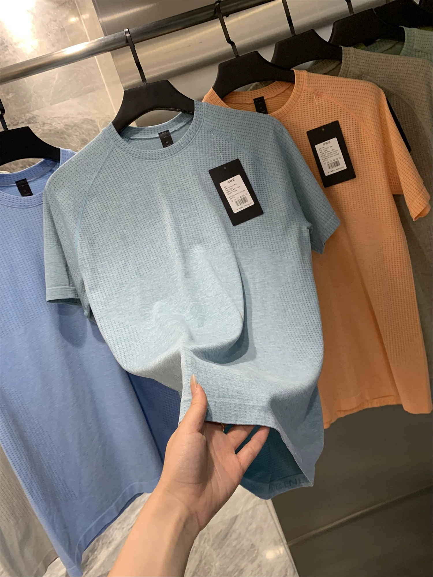 Dòng sản phẩm Don Quixote L đang rất được ưa chuộng! Áo thun ngắn tay cổ tròn, chất liệu dệt kim liền mạch, co giãn cao, thoáng khí, dành cho nam và nữ.