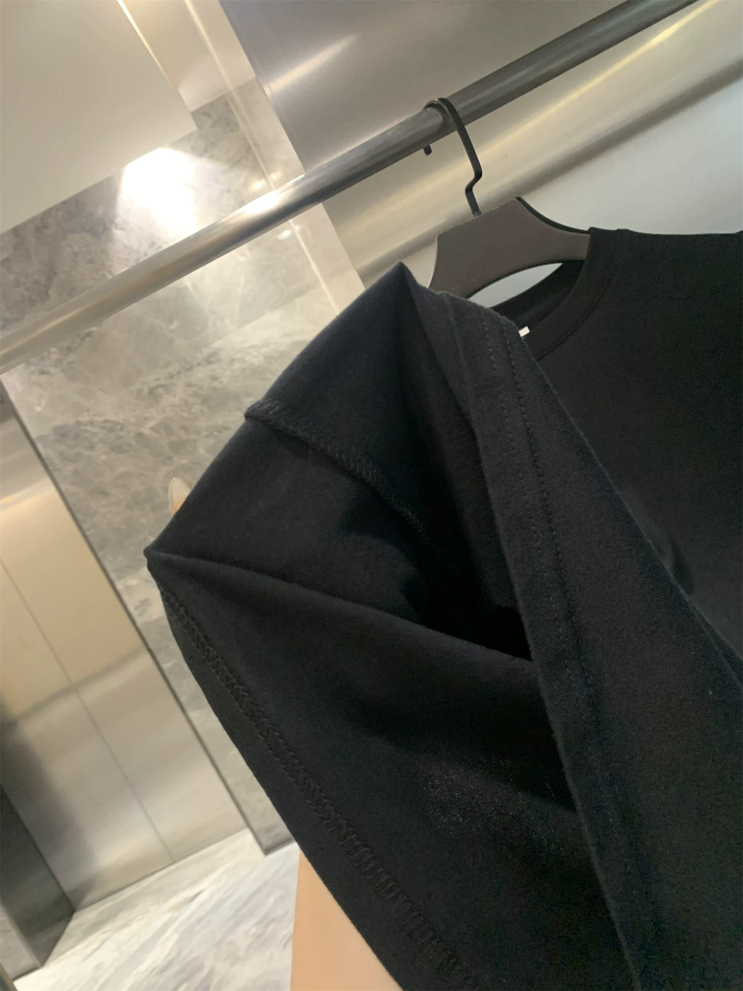 Ưu điểm của Don Quixote! Chất liệu cotton pha cao cấp được may đo riêng! Áo thun ngắn tay màu đen cổ điển, phong cách thường ngày mùa hè dành cho nam.