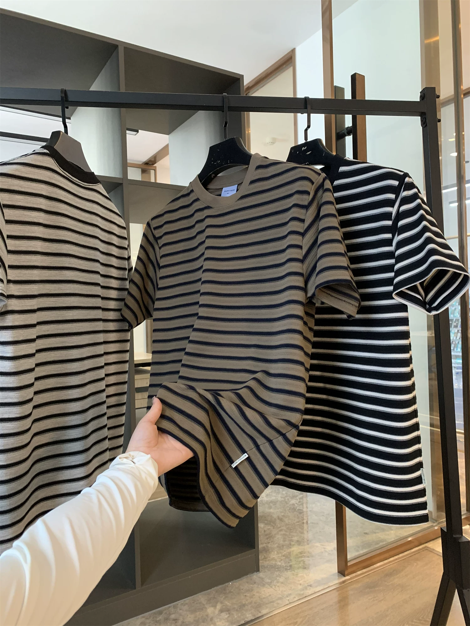 Don Quixote thật ngầu! Áo thun sọc cổ điển! Áo thun nam mùa hè mới, thoáng khí, thấm hút mồ hôi, kiểu dáng đơn giản, tay ngắn.