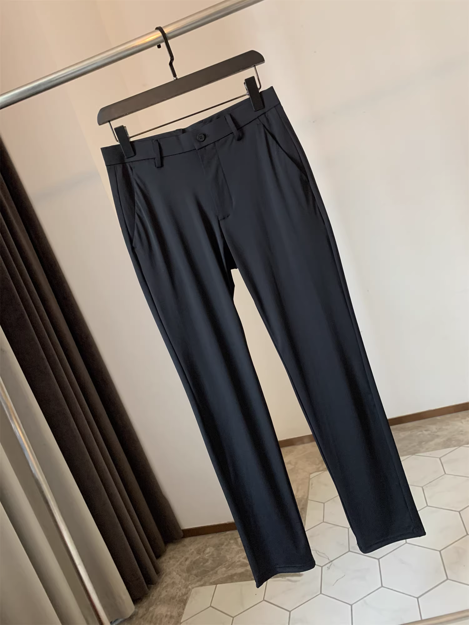 Don Quixote cảm thấy cực kỳ thoải mái! Thoải mái ở vùng eo! Quần âu nam mùa hè chất liệu lụa đá co giãn, kiểu dáng thẳng, thời trang.