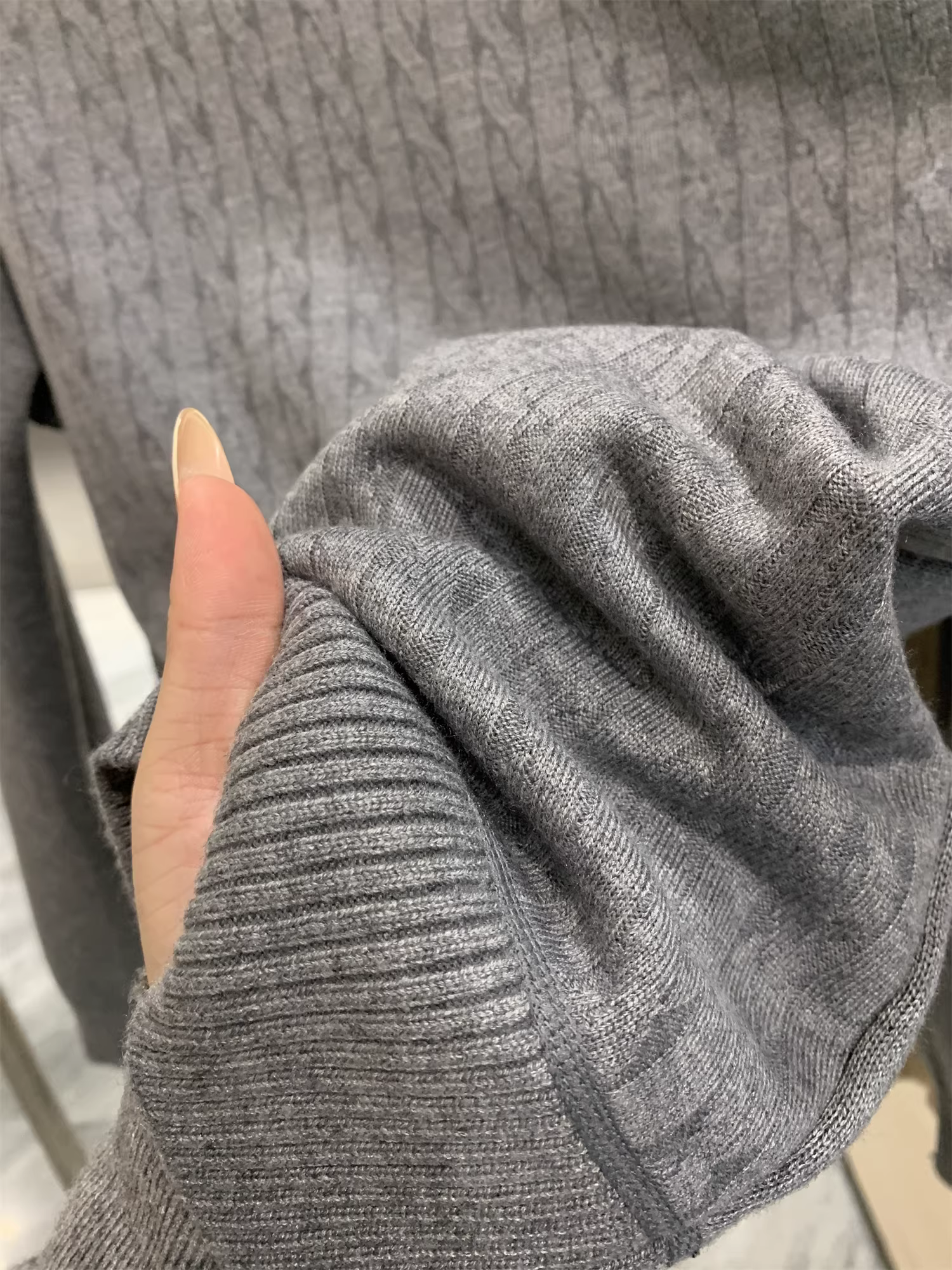 Don Quixote rất dày và mềm mại! Chất liệu jacquard có vân! Áo len dệt kim dày dặn, lót lông cừu giữ ấm mùa thu đông.