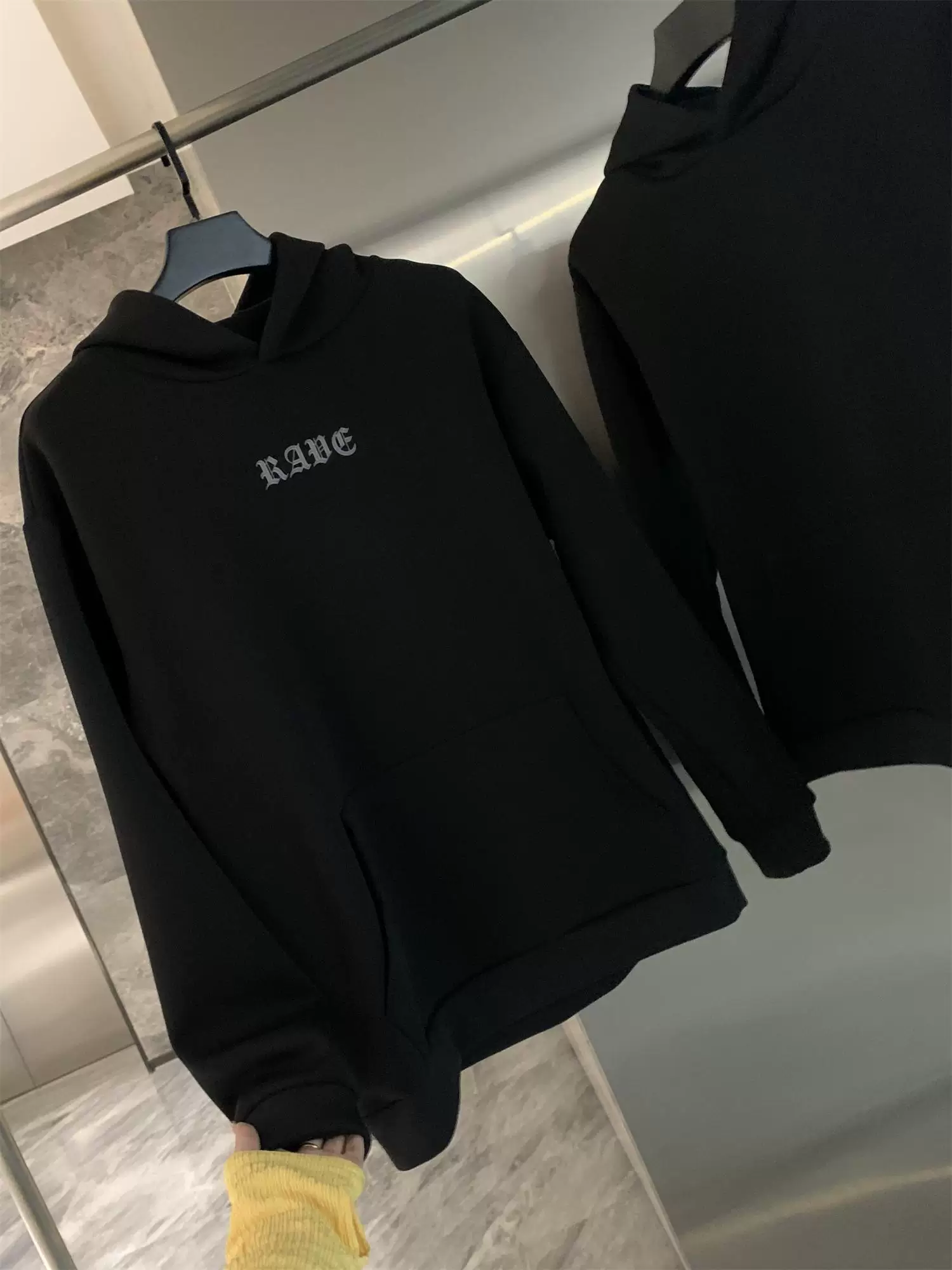 Don Quixote cá nhân cũng khuyên dùng! Áo nỉ nam có mũ trùm đầu, lót lông cừu, dày dặn, ấm áp, màu đen, thích hợp cho mùa thu đông.