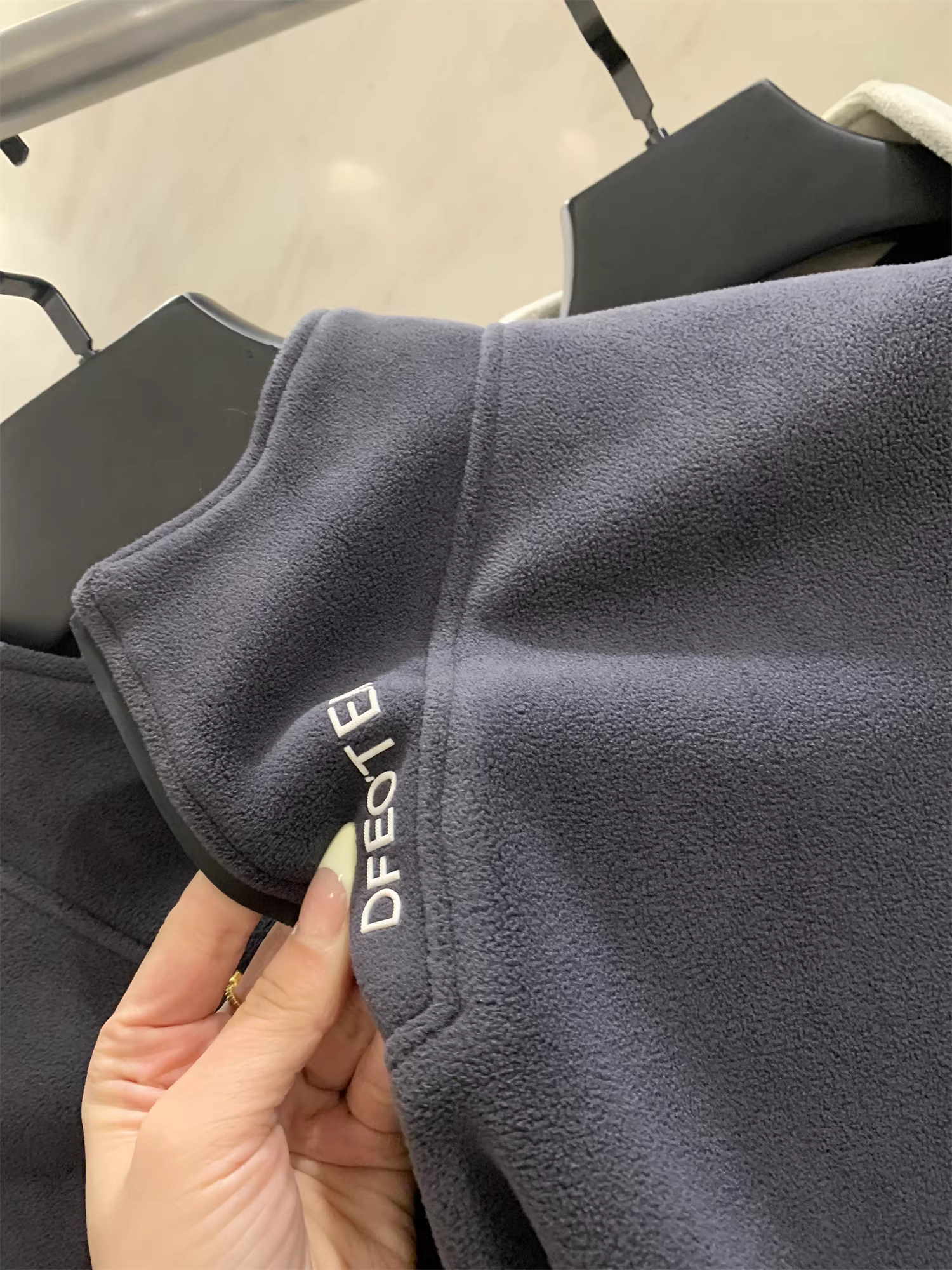 Áo len lông cừu toàn thân may đo theo yêu cầu Don Quixote! Áo len lông cừu cổ đứng nửa khóa kéo dày dặn và ấm áp dành cho nam.