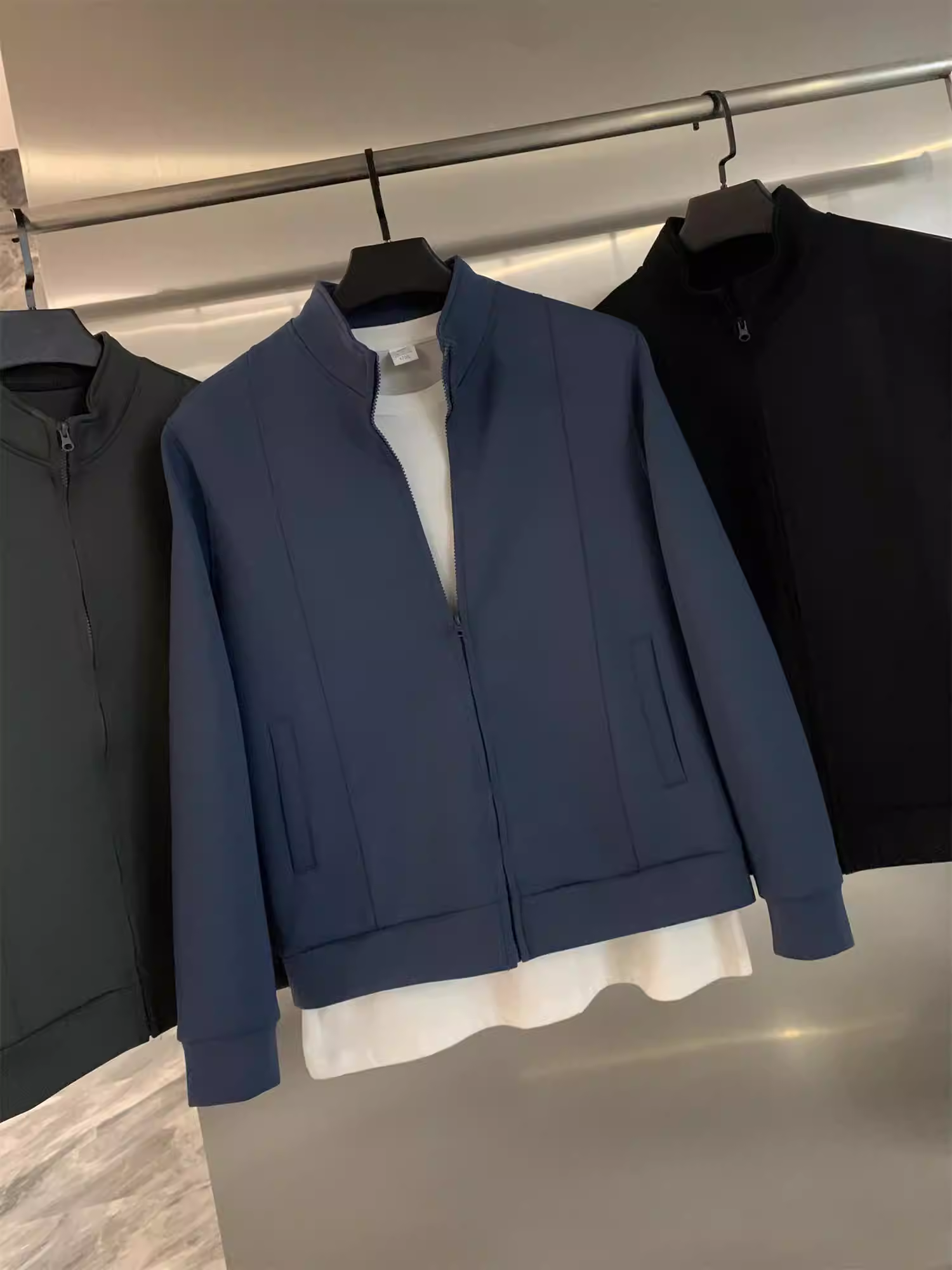 Áo khoác cổ đứng chất liệu mềm mại như mây, co giãn Q-elastic, thoáng khí, kiểu dáng năng động dành cho nam và nữ, sản xuất bởi Don Quixote Nhật Bản.