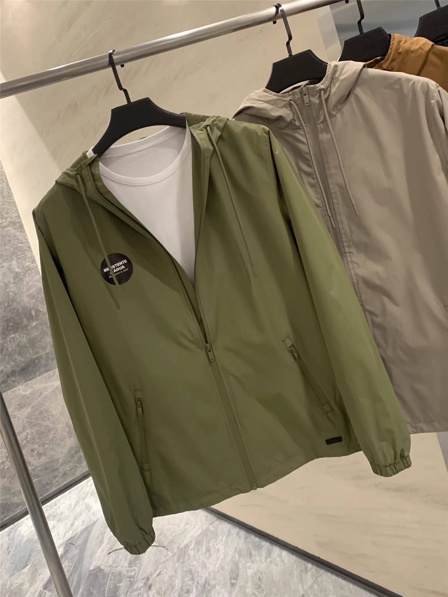 Don Quixote, một sản phẩm độc đáo từ Nam Mỹ! Mềm mại và êm ái! Áo khoác nam có mũ trùm đầu màu trơn, thời trang cho mùa xuân và mùa thu.