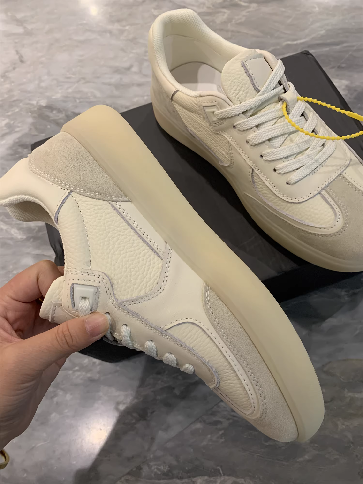 Da bò lớp một Don Quixote + da lộn bò! Giày thể thao nhẹ, giản dị, đa năng, giày tập luyện của Đức, giày trắng dành cho nam.