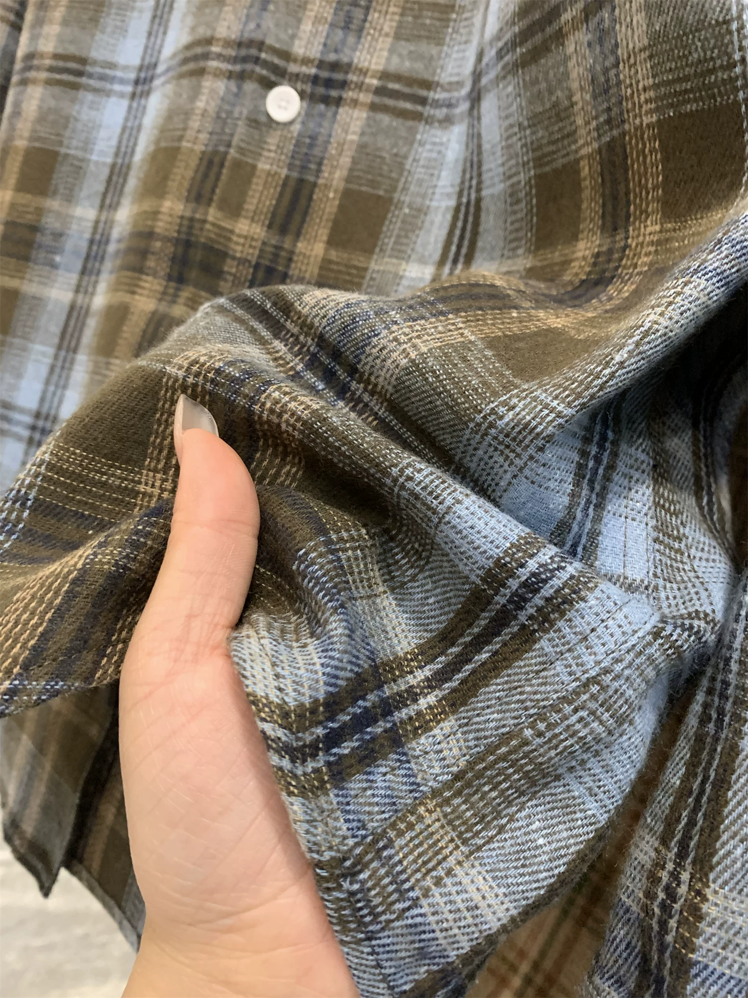 Don Quixote phong cách retro Mỹ! Áo sơ mi dài tay đa năng, chất liệu kẻ sọc được giặt và chải mềm mại dành cho nam và nữ.