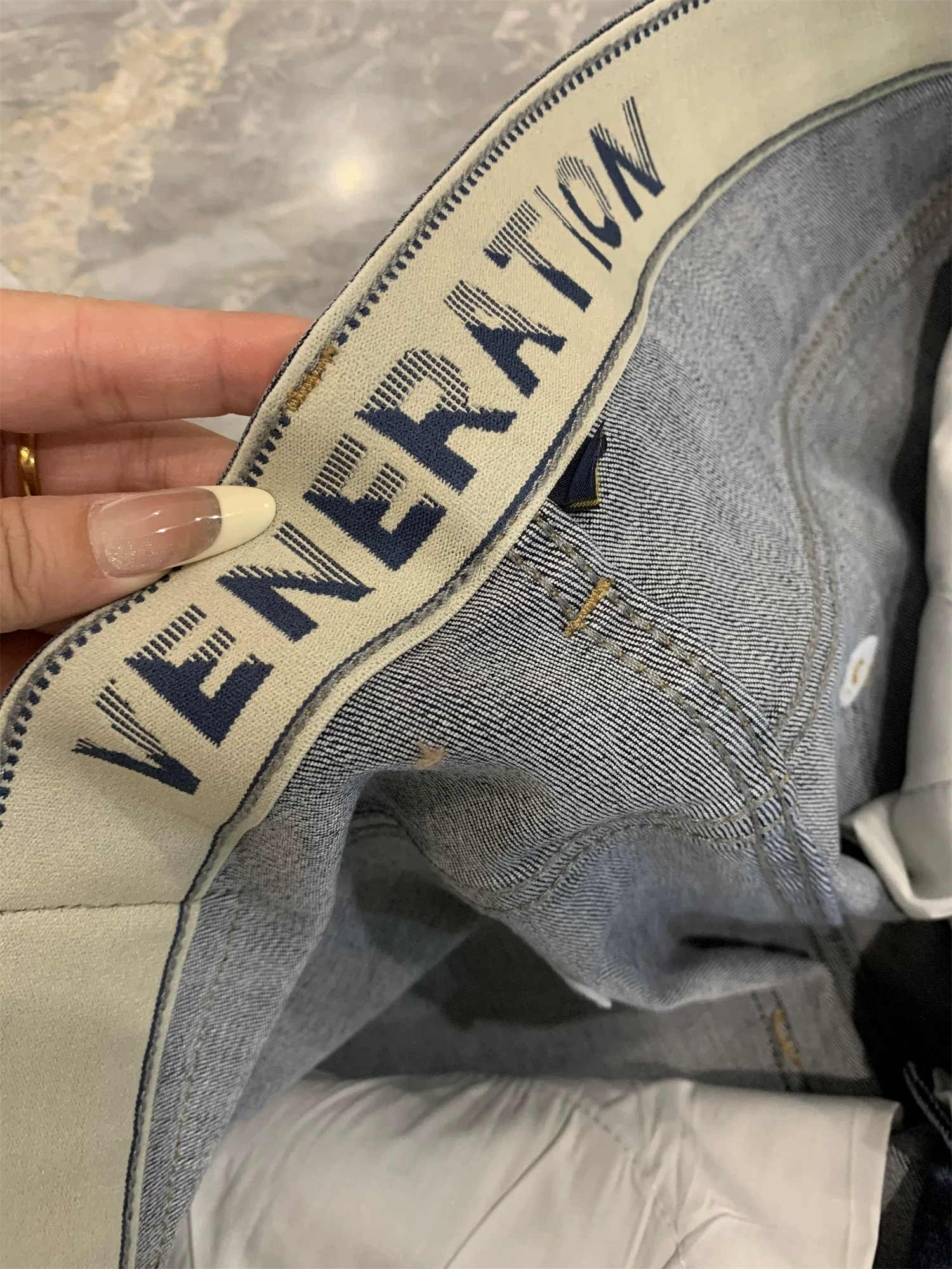 Don Quixote cung cấp ưu đãi độc quyền! Miễn phí vận chuyển! Quần jean nam dáng thẳng, chất liệu washed, kiểu dáng casual mới mùa thu.