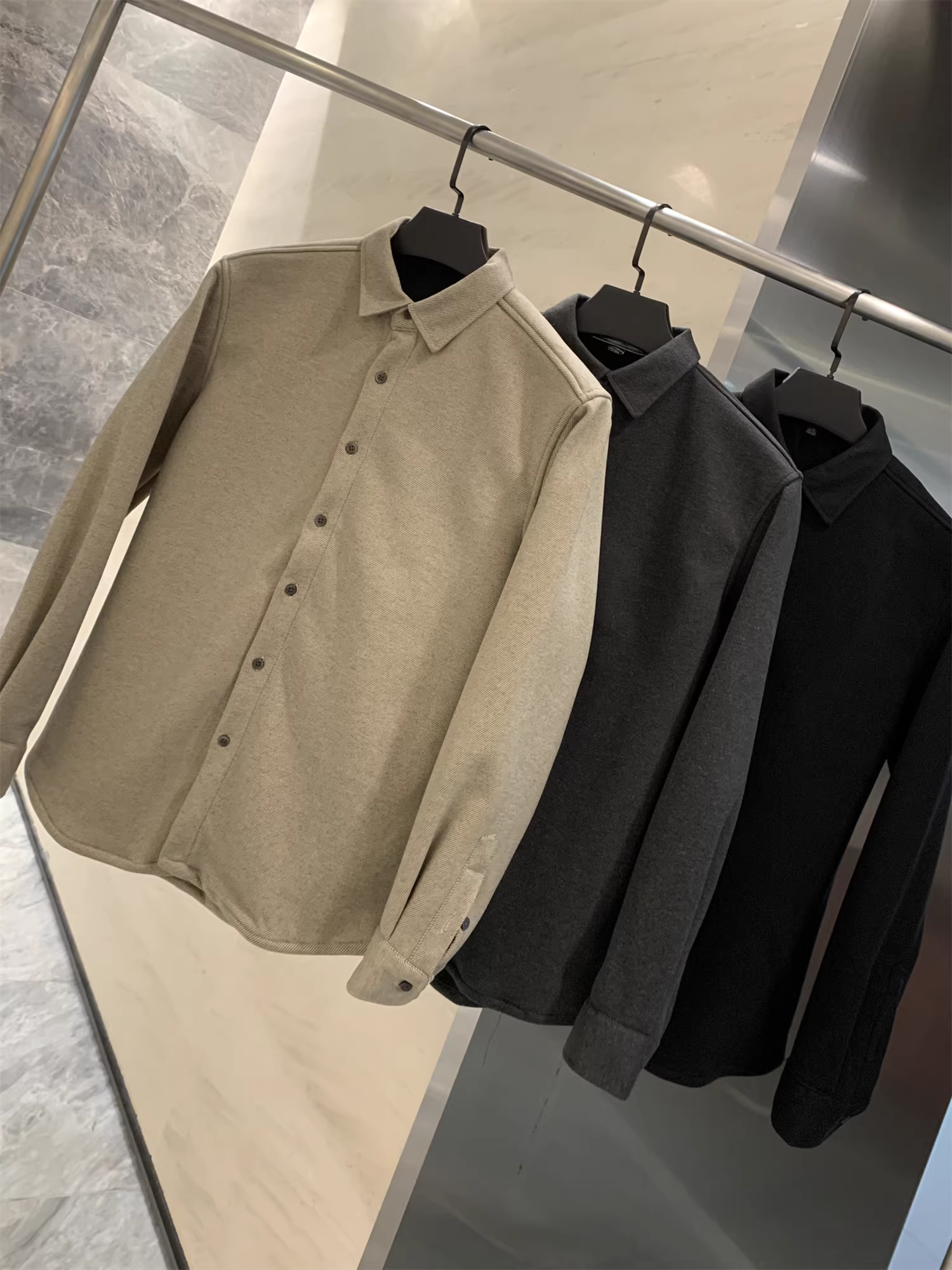 Áo khoác kiểu áo sơ mi dài tay ấm áp, chất liệu giả len Don Quixote! Áo khoác dày dặn lót lông cừu mùa thu đông, kiểu dáng cổ trụ, phong cách thường ngày.