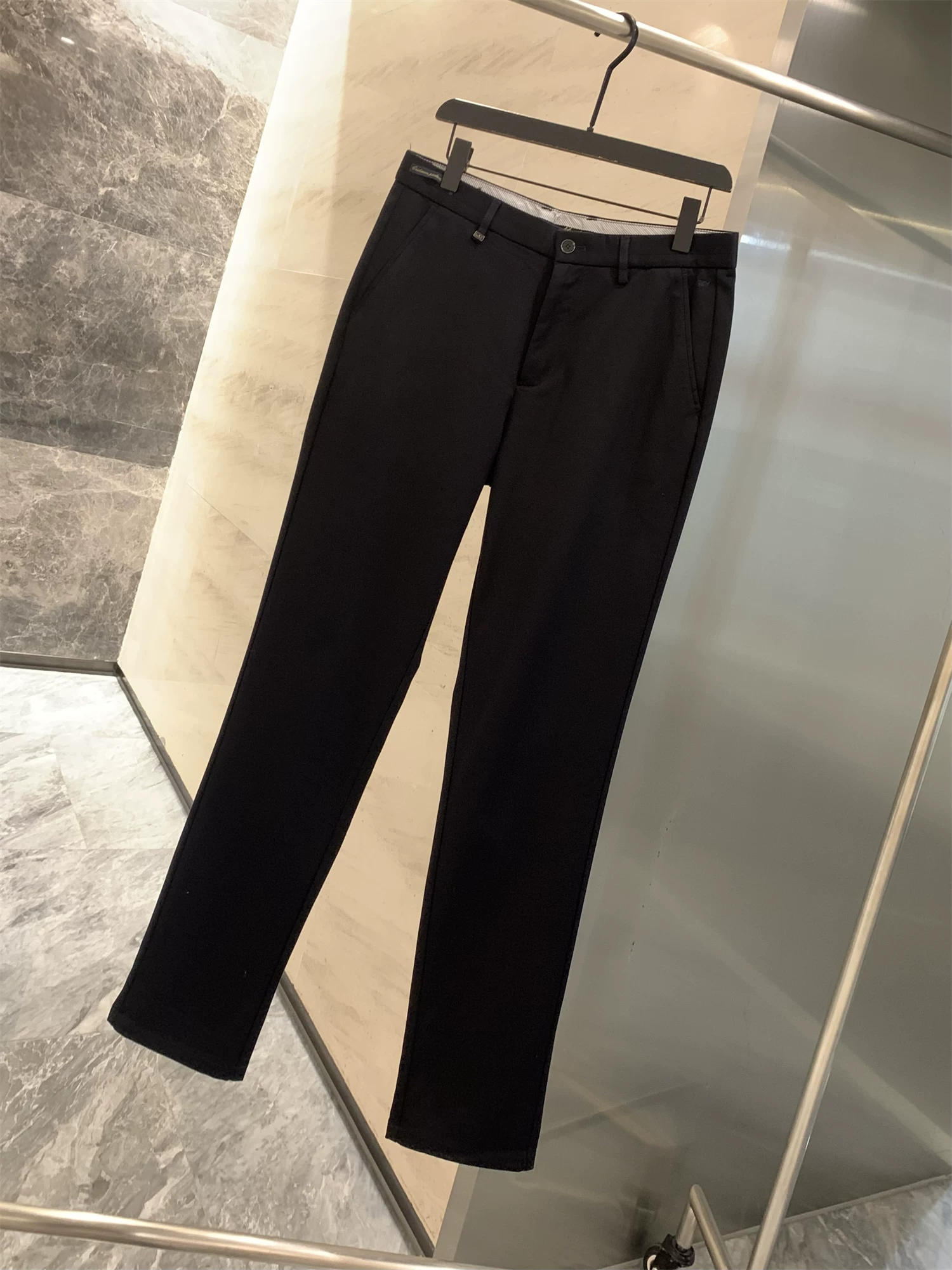 Quần âu nam Don Quixote Old Money Cashmere! Quần âu nam chất liệu cashmere mềm mại, ấm áp, dáng thẳng, thích hợp cho mùa thu đông.