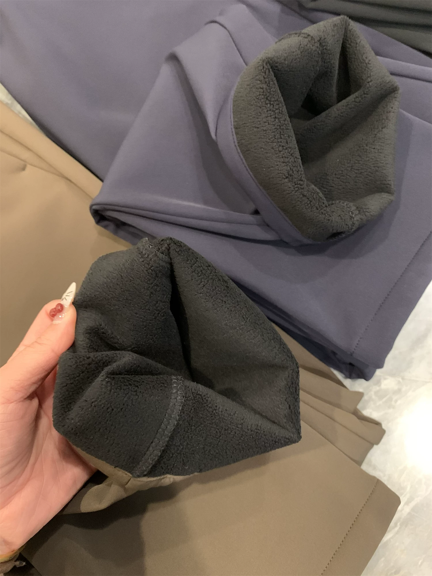 Phong cách năng động ngoài trời Don Quixote! Chất liệu lông cừu giữ nhiệt ấm áp! Quần thể thao nam may 3D chống gió và chống thấm nước.