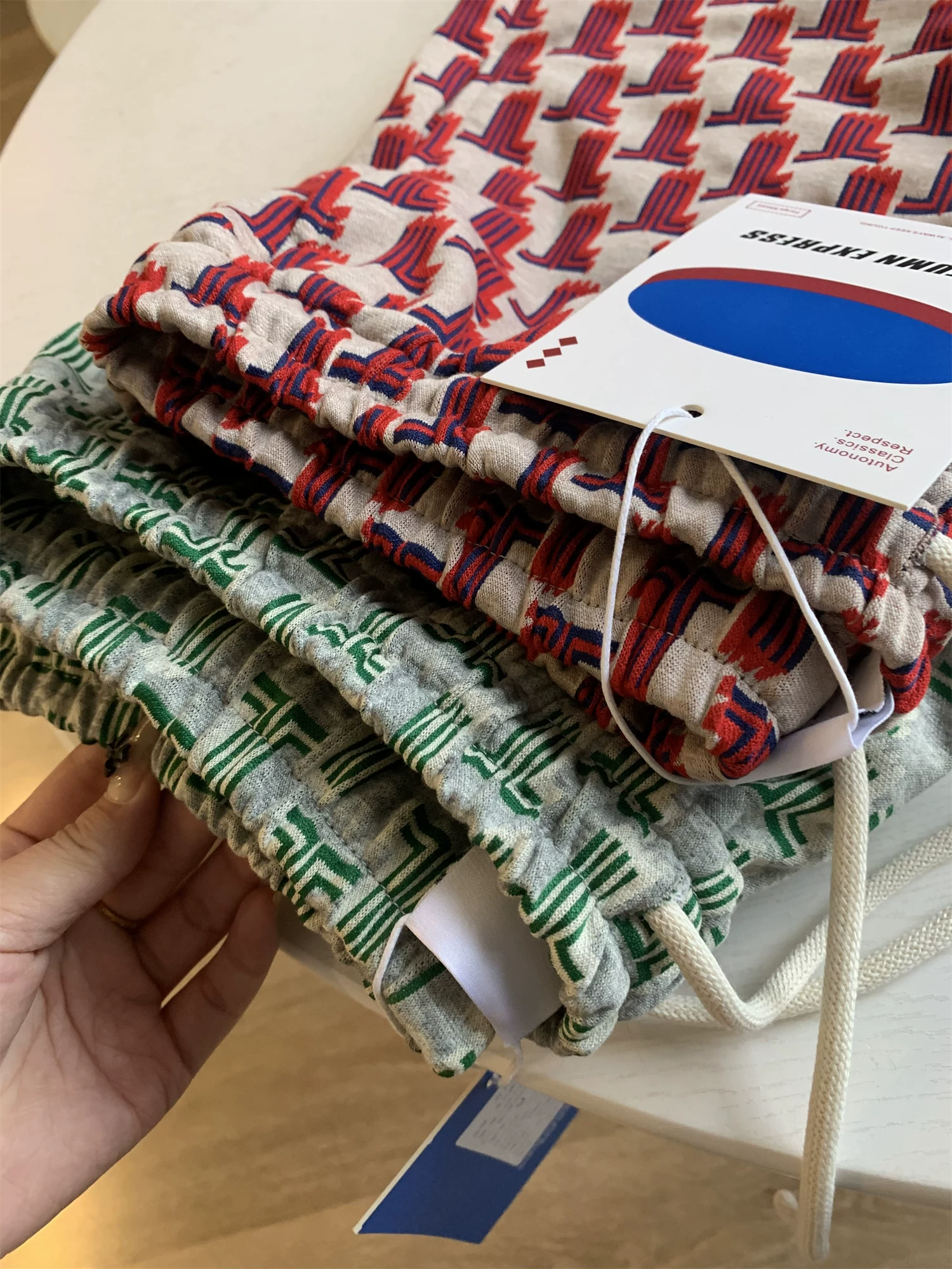 Don Quixote là phố đi bộ cao cấp của Mỹ! Quần short dệt jacquard kiểu bãi biển Hawaii, quần short bóng rổ dệt kim dáng thẳng rộng.