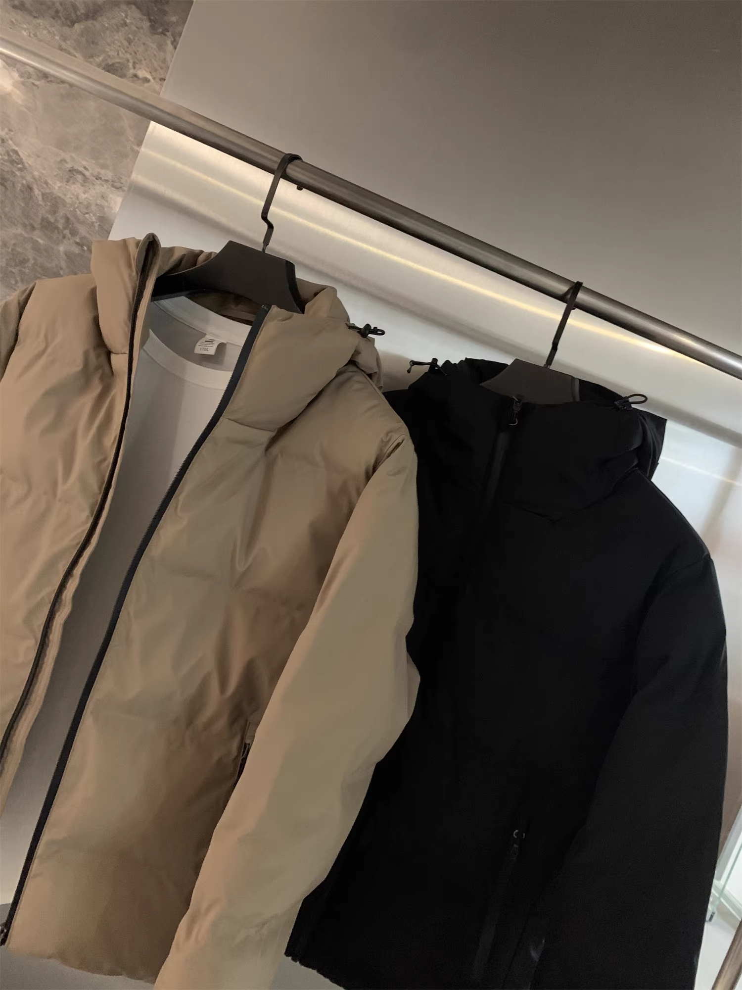 Don Quixote giữ ấm bạn! Chất liệu dính liền mạch! Áo khoác cotton có mũ trùm đầu màu trơn đơn giản dành cho nam giới trong mùa đông, hợp thời trang.