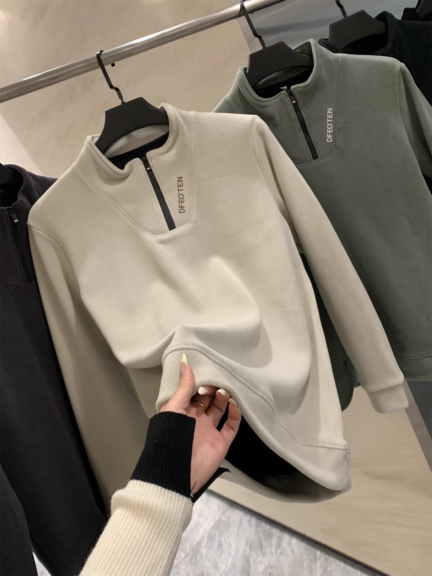 Áo len lông cừu toàn thân may đo theo yêu cầu Don Quixote! Áo len lông cừu cổ đứng nửa khóa kéo dày dặn và ấm áp dành cho nam.