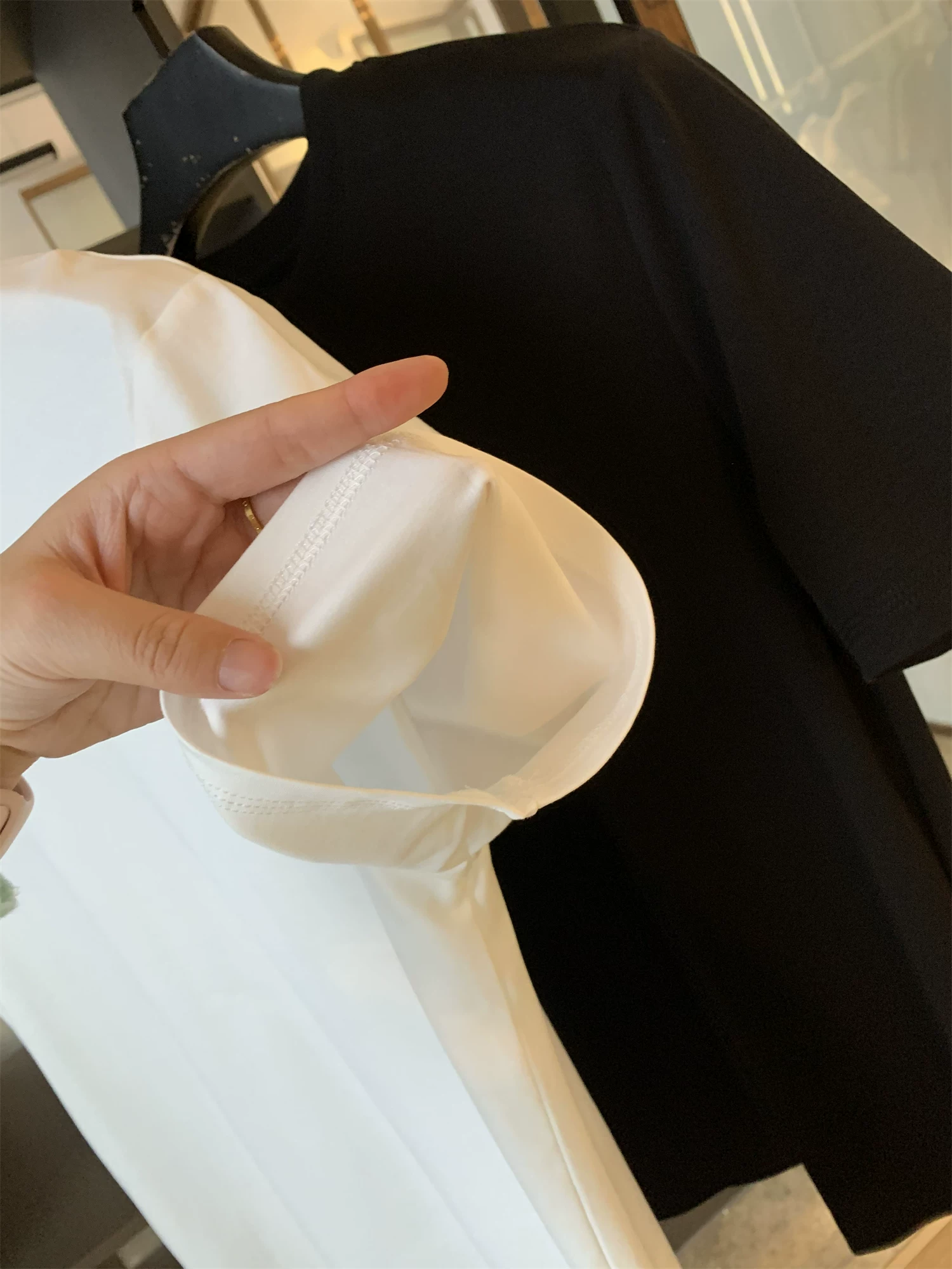 Áo thun trắng nhỏ xinh thần kỳ Don Quixote! Công nghệ chống thấm ba lớp, phong cách cặp đôi sang trọng nhẹ nhàng, áo thun cổ tròn màu trơn tay ngắn.