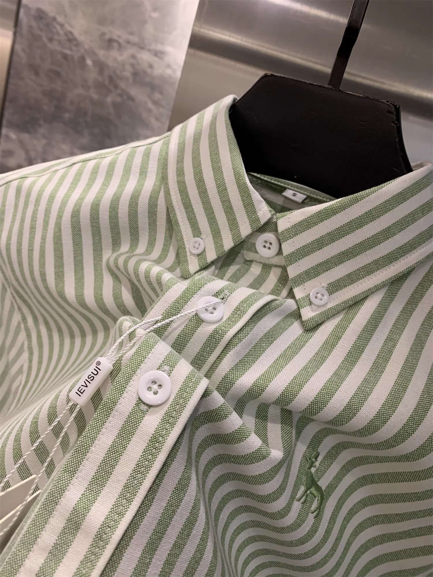 Phong cách văn học Don Quixote! Họa tiết dọc đơn giản với họa tiết thêu tinh tế, áo sơ mi dài tay mùa hè dành cho nam.