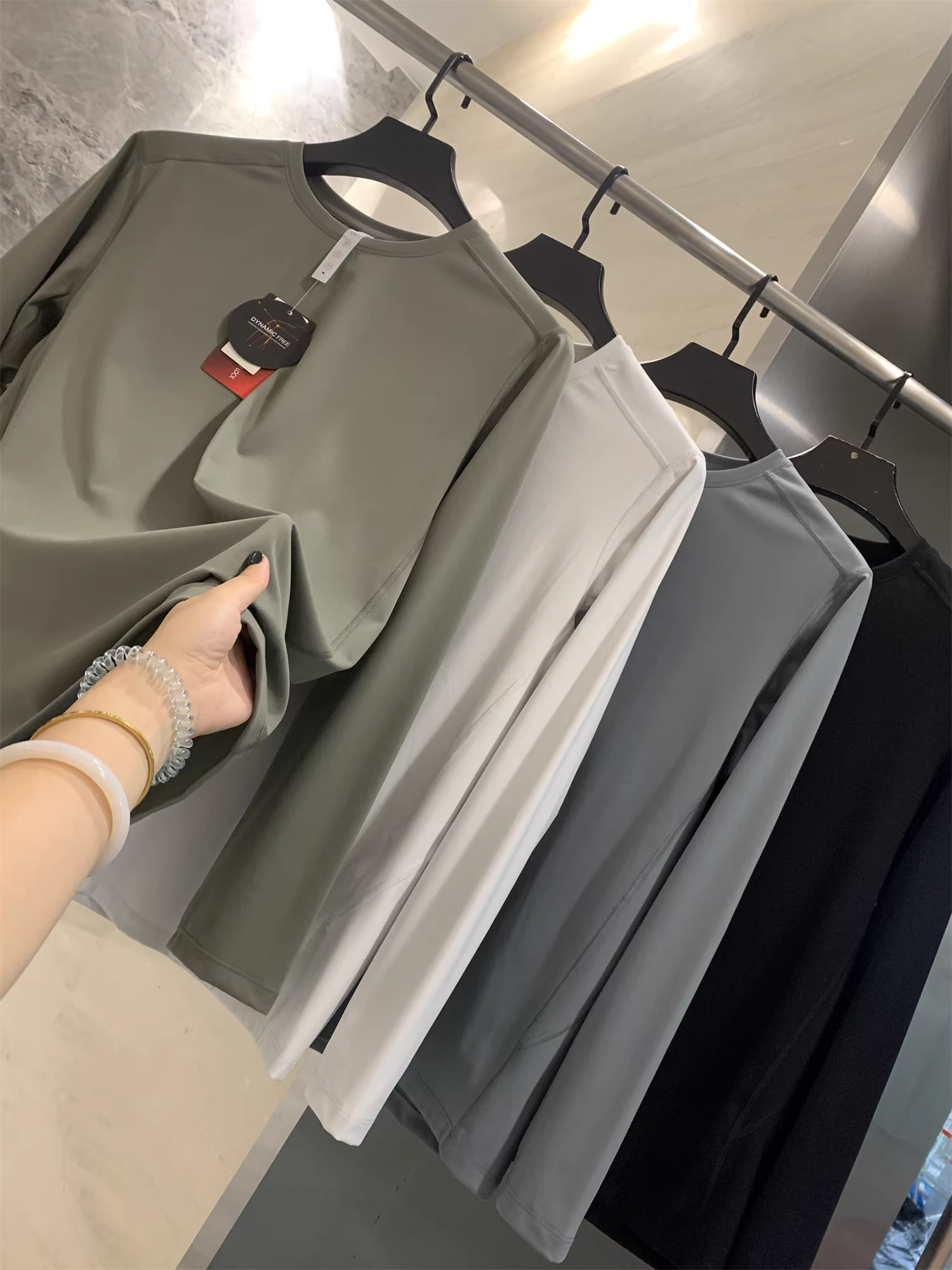 Công nghệ ngoài trời Don Quixote! Áo thun nam dài tay cổ tròn đa năng, thoáng khí, kiểu dáng thời trang, thích hợp cho mùa xuân và mùa thu